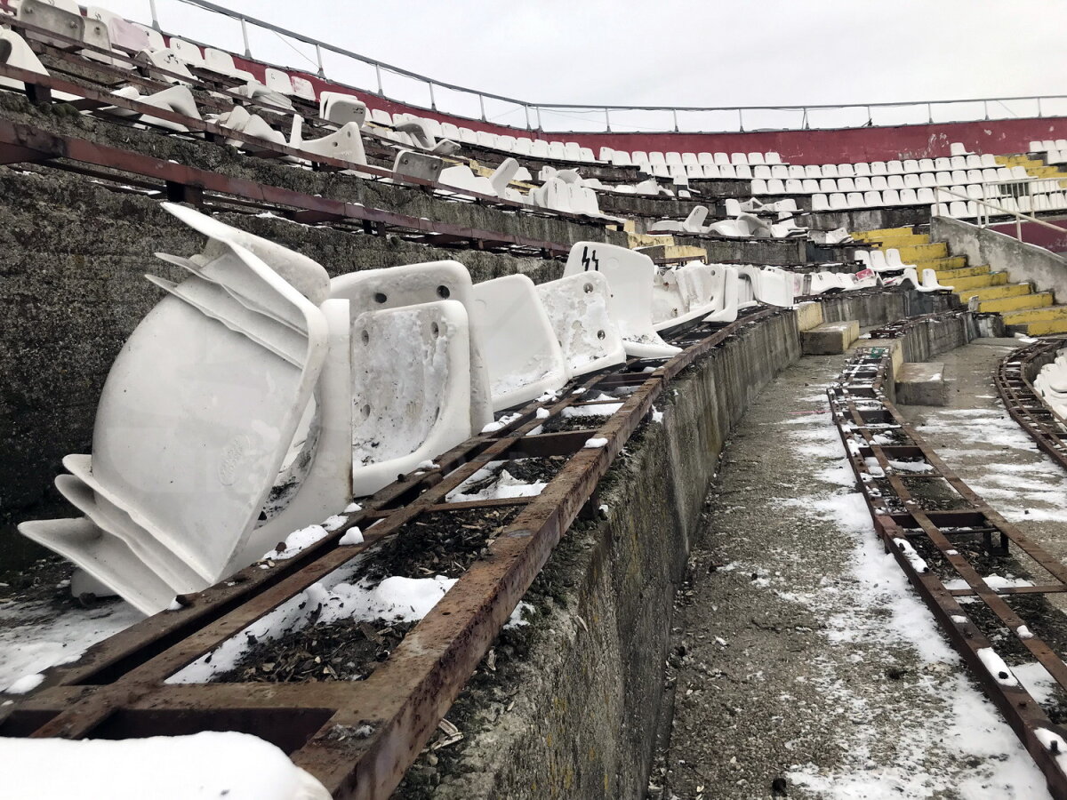 DEMOLARE GIULEȘTI // EXCLUSIV FOTO & VIDEO Stadion tăiat cu flexul: zeci de muncitori au venit de la primele ore pentru a pune la pământ arena inaugurată în 1939