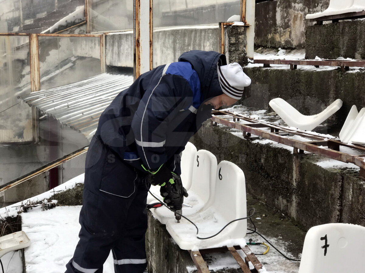 DEMOLARE GIULEȘTI // EXCLUSIV FOTO & VIDEO Stadion tăiat cu flexul: zeci de muncitori au venit de la primele ore pentru a pune la pământ arena inaugurată în 1939
