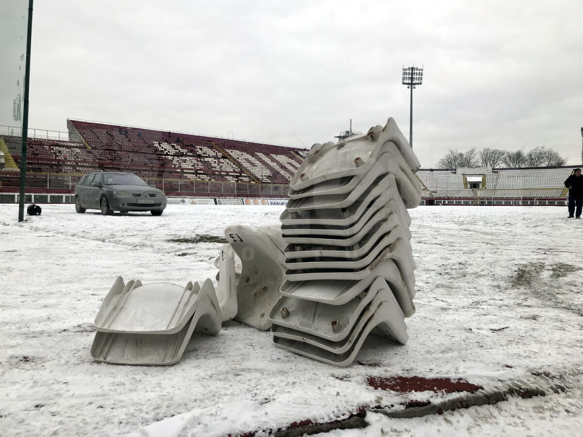 DEMOLARE GIULEȘTI // EXCLUSIV FOTO & VIDEO Stadion tăiat cu flexul: zeci de muncitori au venit de la primele ore pentru a pune la pământ arena inaugurată în 1939