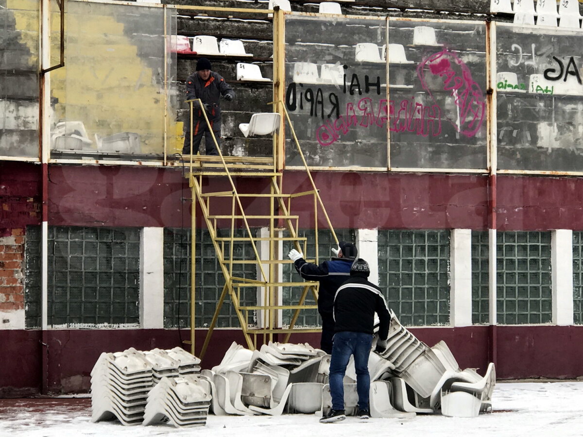 DEMOLARE GIULEȘTI // EXCLUSIV FOTO & VIDEO Stadion tăiat cu flexul: zeci de muncitori au venit de la primele ore pentru a pune la pământ arena inaugurată în 1939