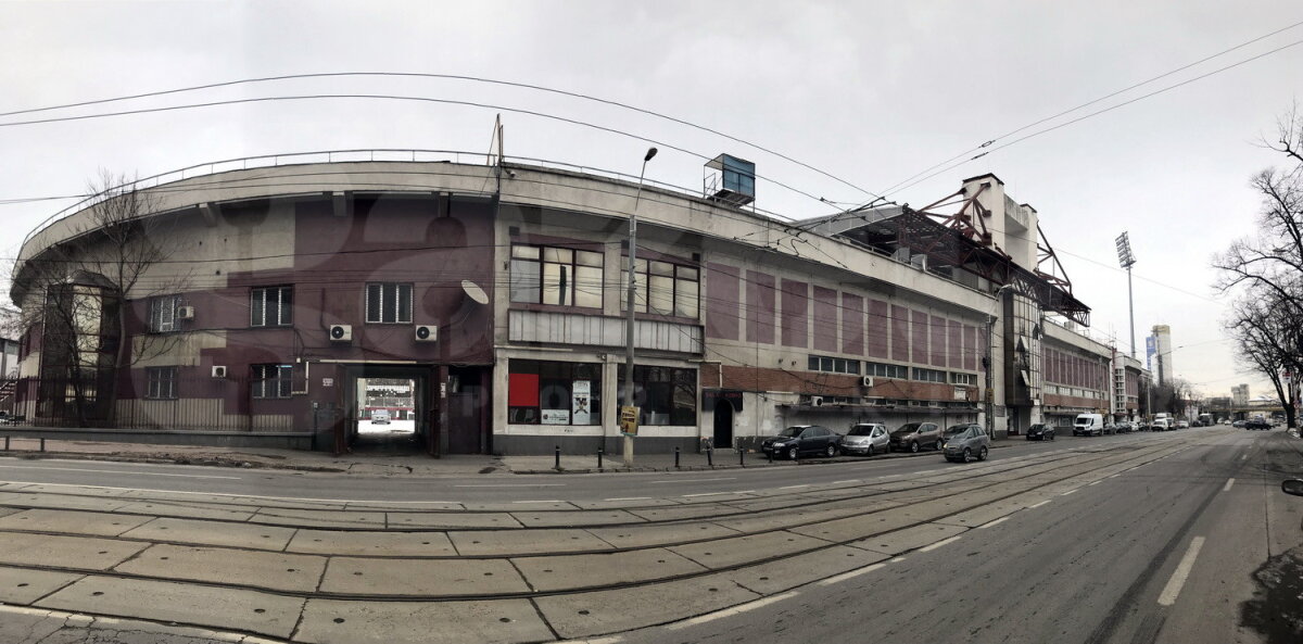 DEMOLARE GIULEȘTI // EXCLUSIV FOTO & VIDEO Stadion tăiat cu flexul: zeci de muncitori au venit de la primele ore pentru a pune la pământ arena inaugurată în 1939
