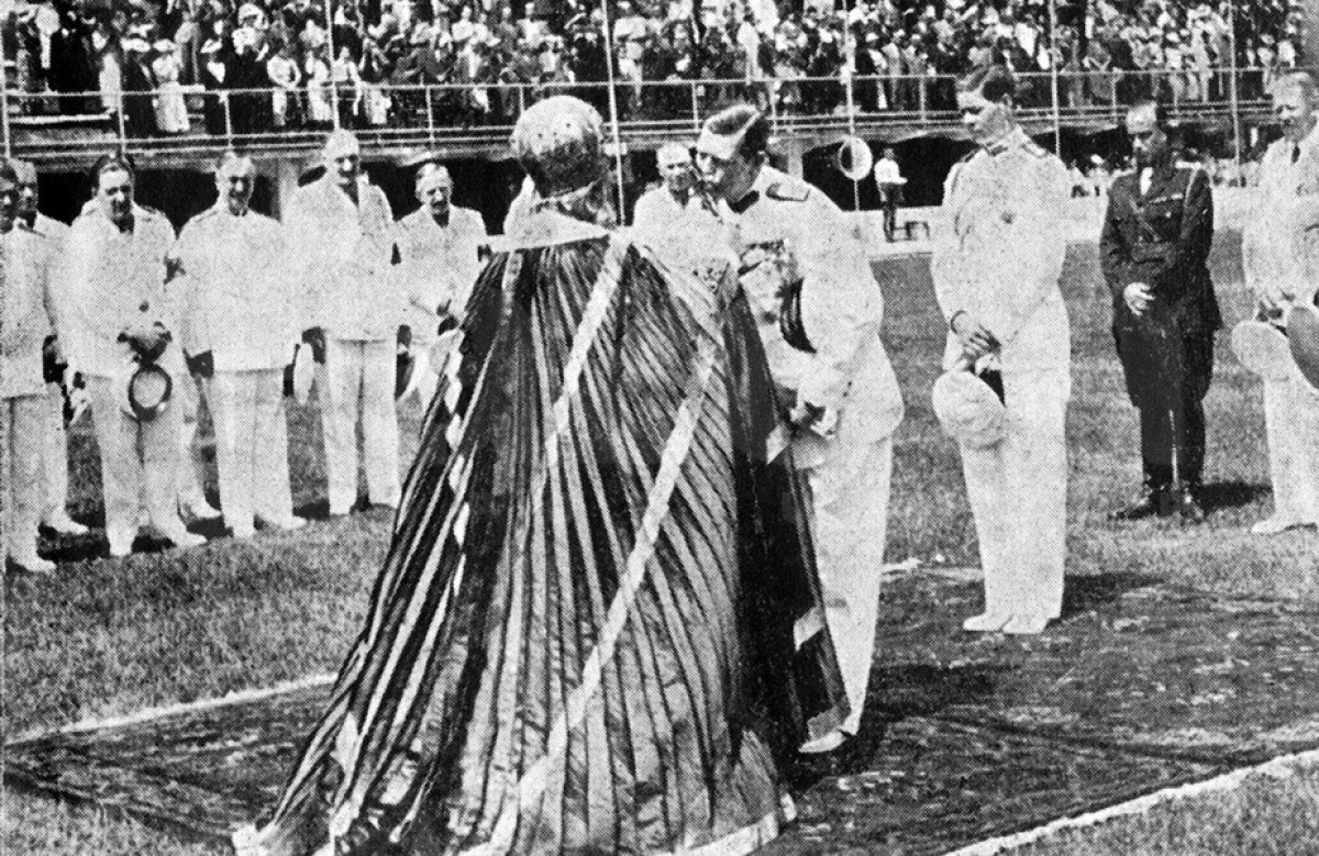 DEMOLARE GIULEȘTI // EXCLUSIV FOTO & VIDEO Stadion tăiat cu flexul: zeci de muncitori au venit de la primele ore pentru a pune la pământ arena inaugurată în 1939