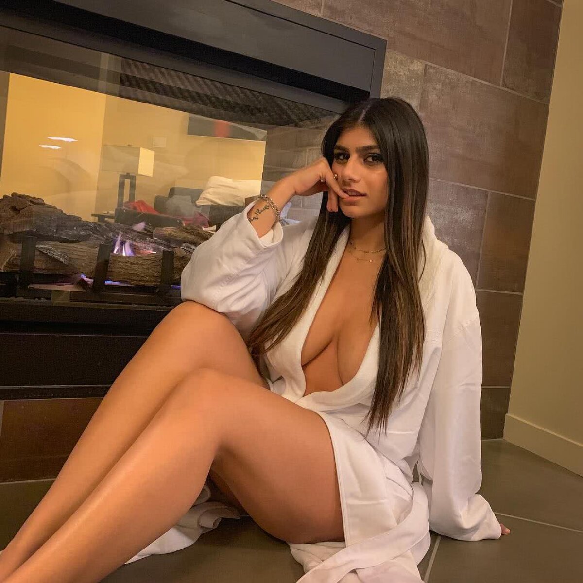 GALERIE FOTO Mia Khalifa a trecut de partea unei echipe din afara topului Premier League » S-a pozat deja în tricoul favoriților!