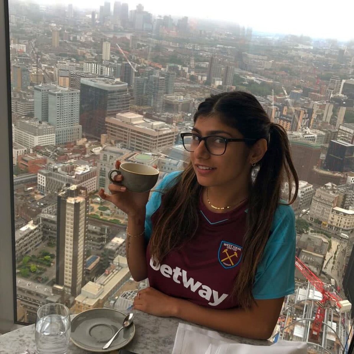 GALERIE FOTO Mia Khalifa a făcut ravagii, azi, în Premier League » Cum a apărut la West Ham - Arsenal: „Gata, m-am convertit”