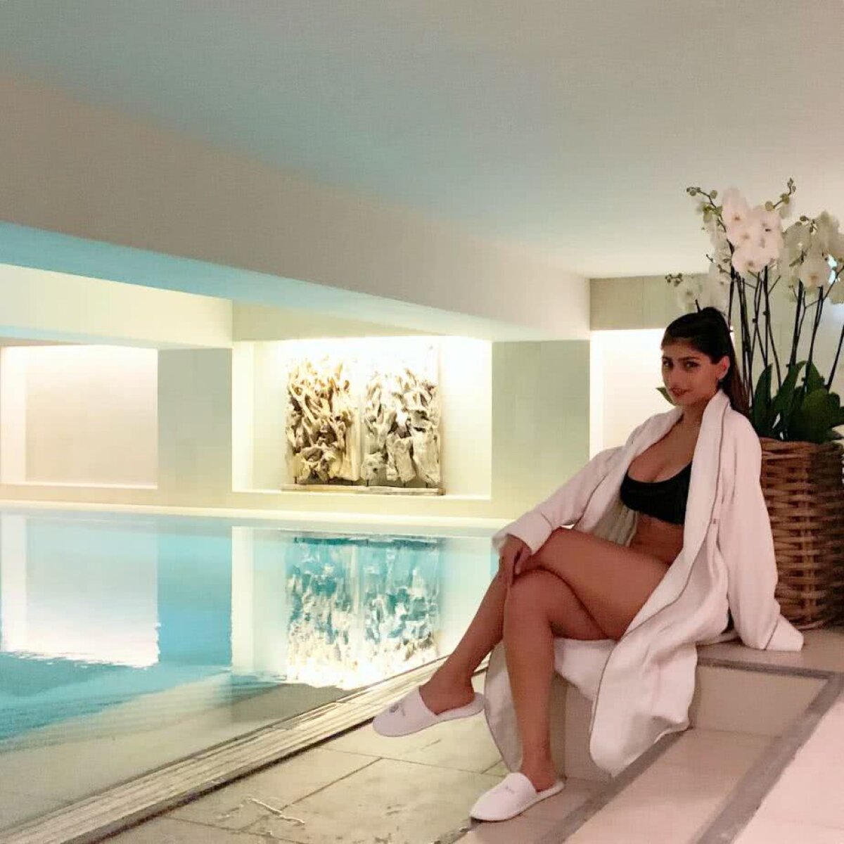 GALERIE FOTO Mia Khalifa a făcut ravagii, azi, în Premier League » Cum a apărut la West Ham - Arsenal: „Gata, m-am convertit”