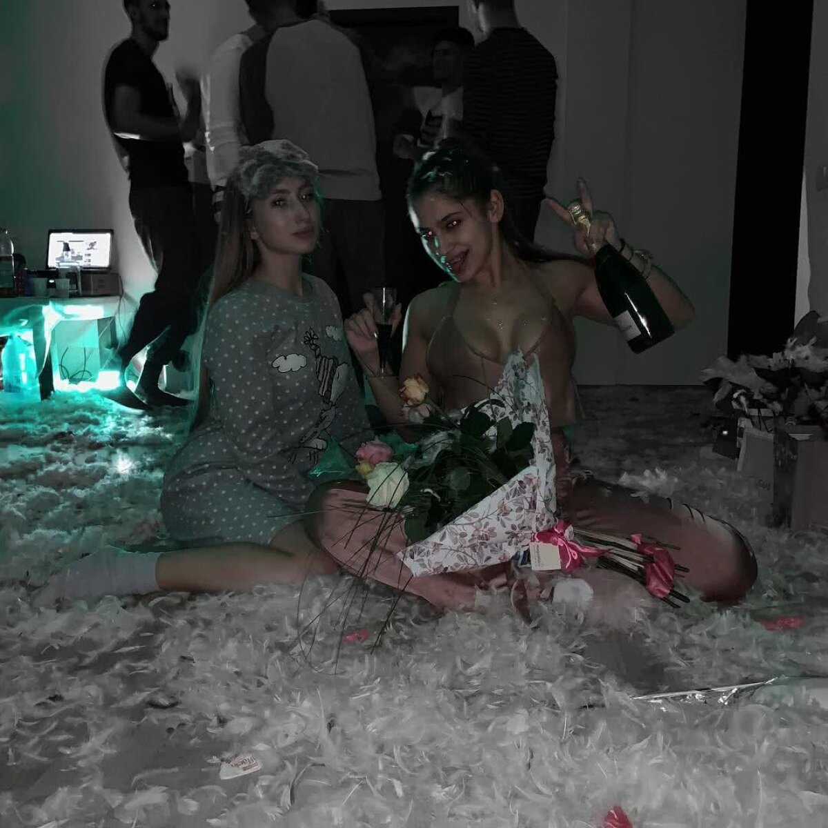 GALERIE FOTO Cu nurii la vedere! Iubita lui Florinel Coman le-a arătat tuturor cu ce a înzestrat-o mama natură