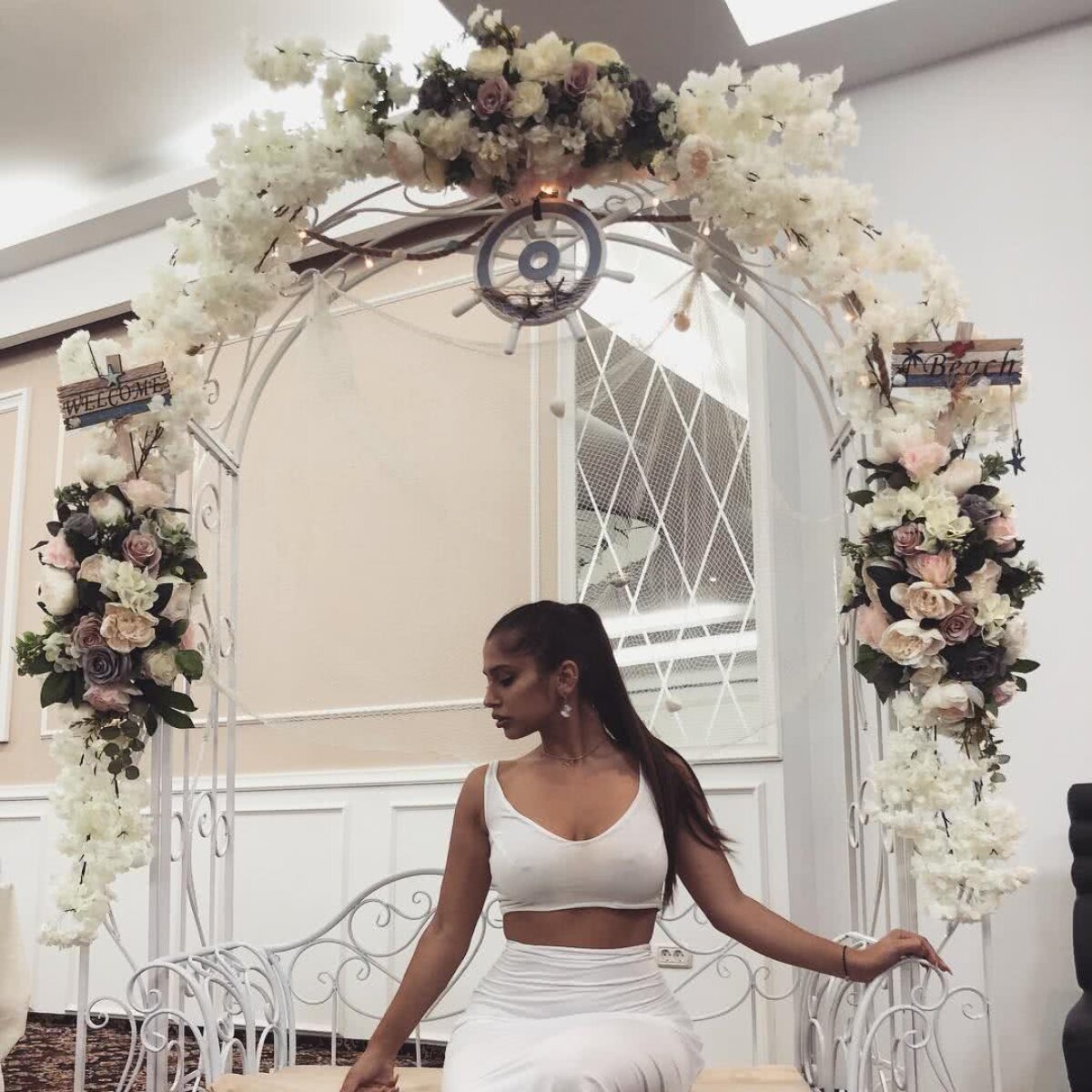 GALERIE FOTO Cu nurii la vedere! Iubita lui Florinel Coman le-a arătat tuturor cu ce a înzestrat-o mama natură