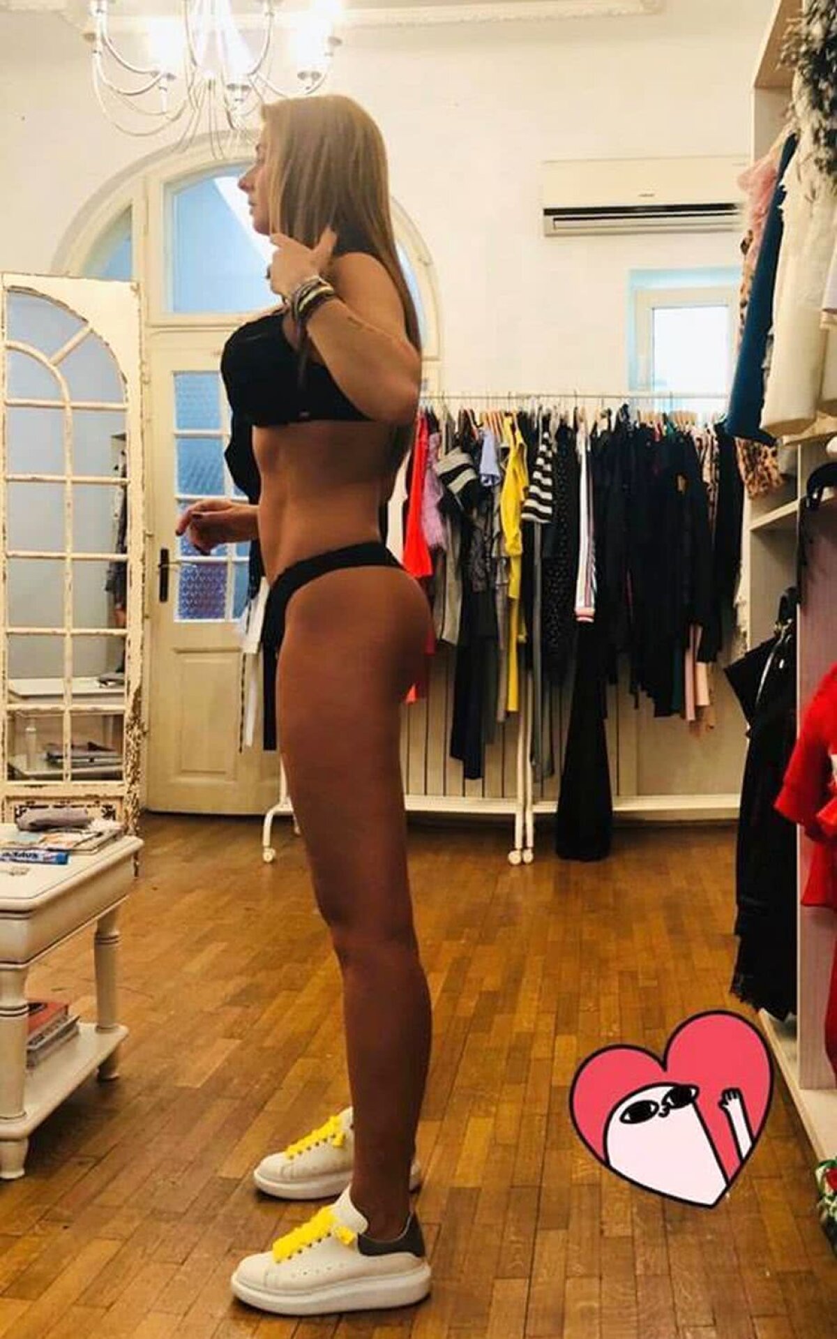 GALERIE FOTO Cea mai sexy playgirl » Anamaria Prodan, imagine SUPERHOT postată pe net: întinsă pe pat, purtând doar bikini și sandale!