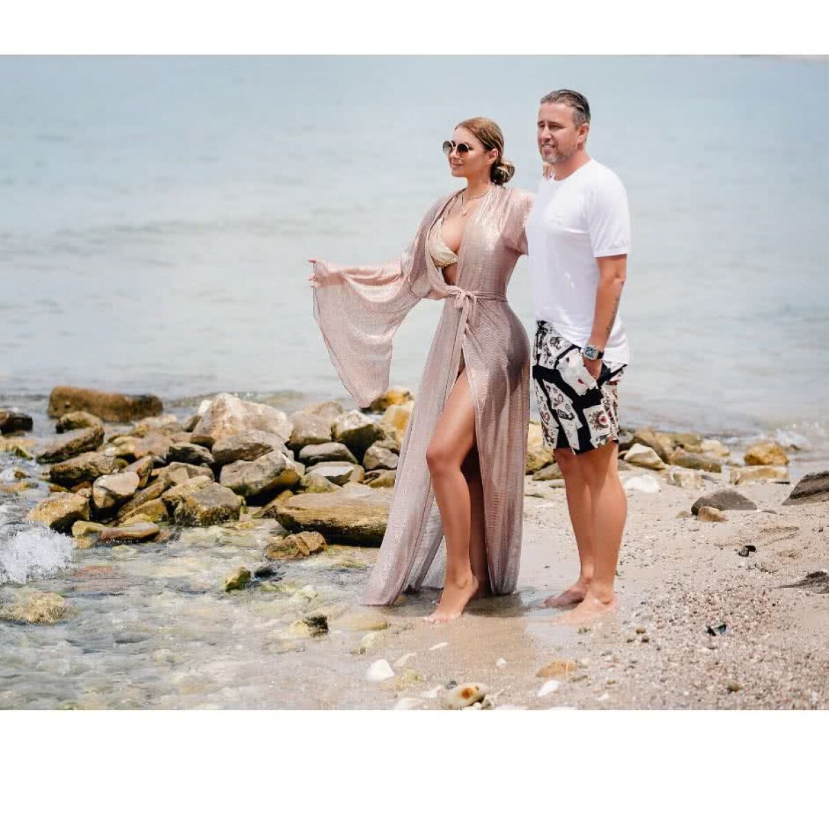 GALERIE FOTO Cea mai sexy playgirl » Anamaria Prodan, imagine SUPERHOT postată pe net: întinsă pe pat, purtând doar bikini și sandale!