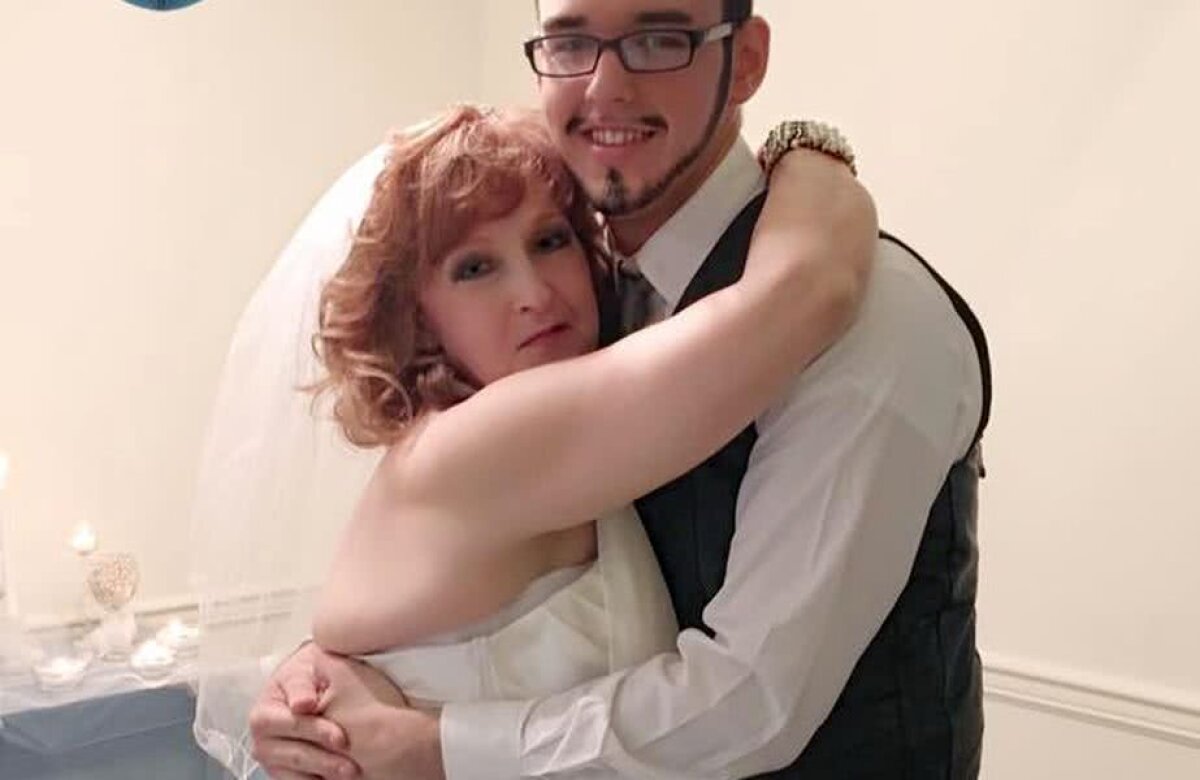 Un tânăr de 19 ani a renunțat la iubita lui de 77 ani pentru a se căsători cu o femeie în vârstă de 72 ani