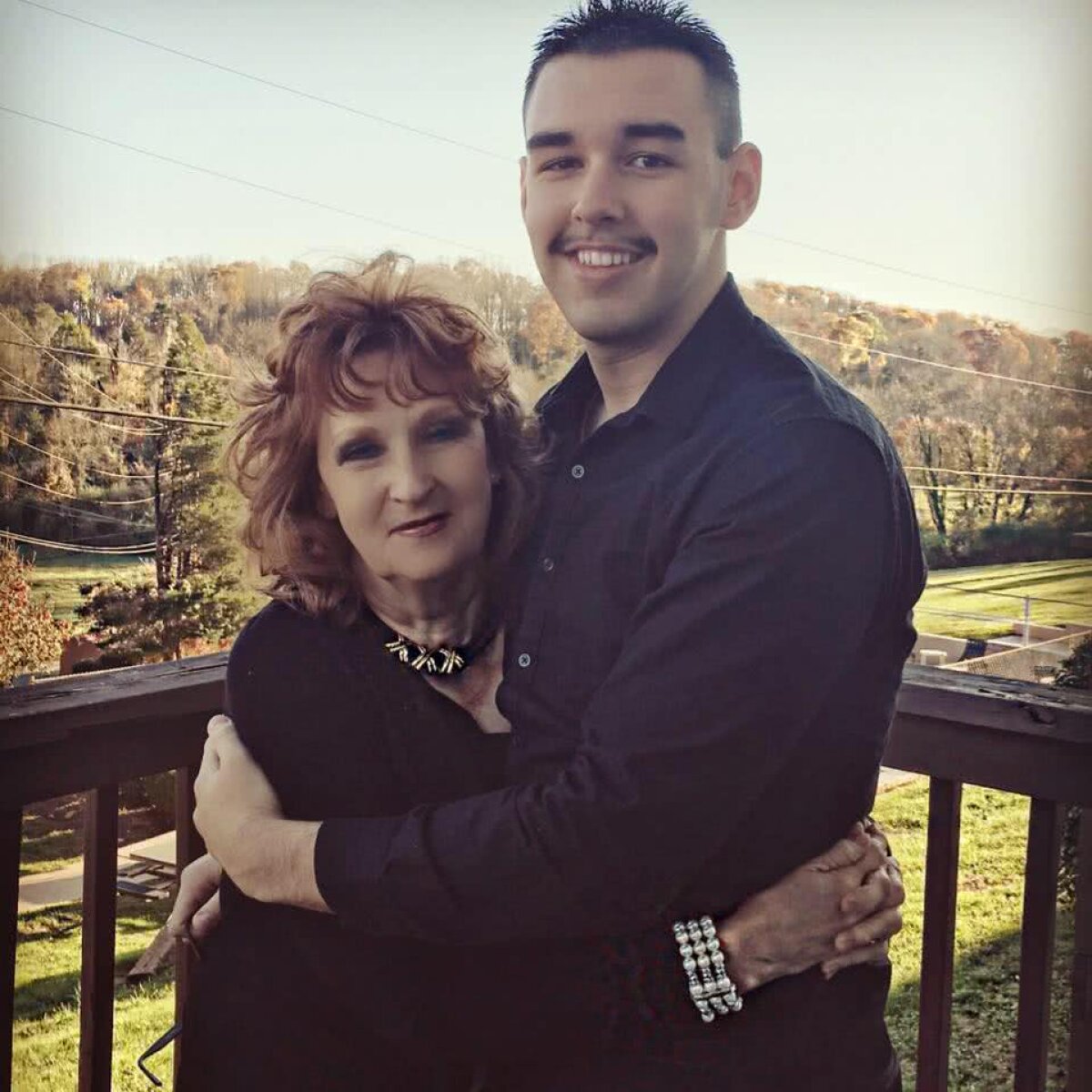 Un tânăr de 19 ani a renunțat la iubita lui de 77 ani pentru a se căsători cu o femeie în vârstă de 72 ani