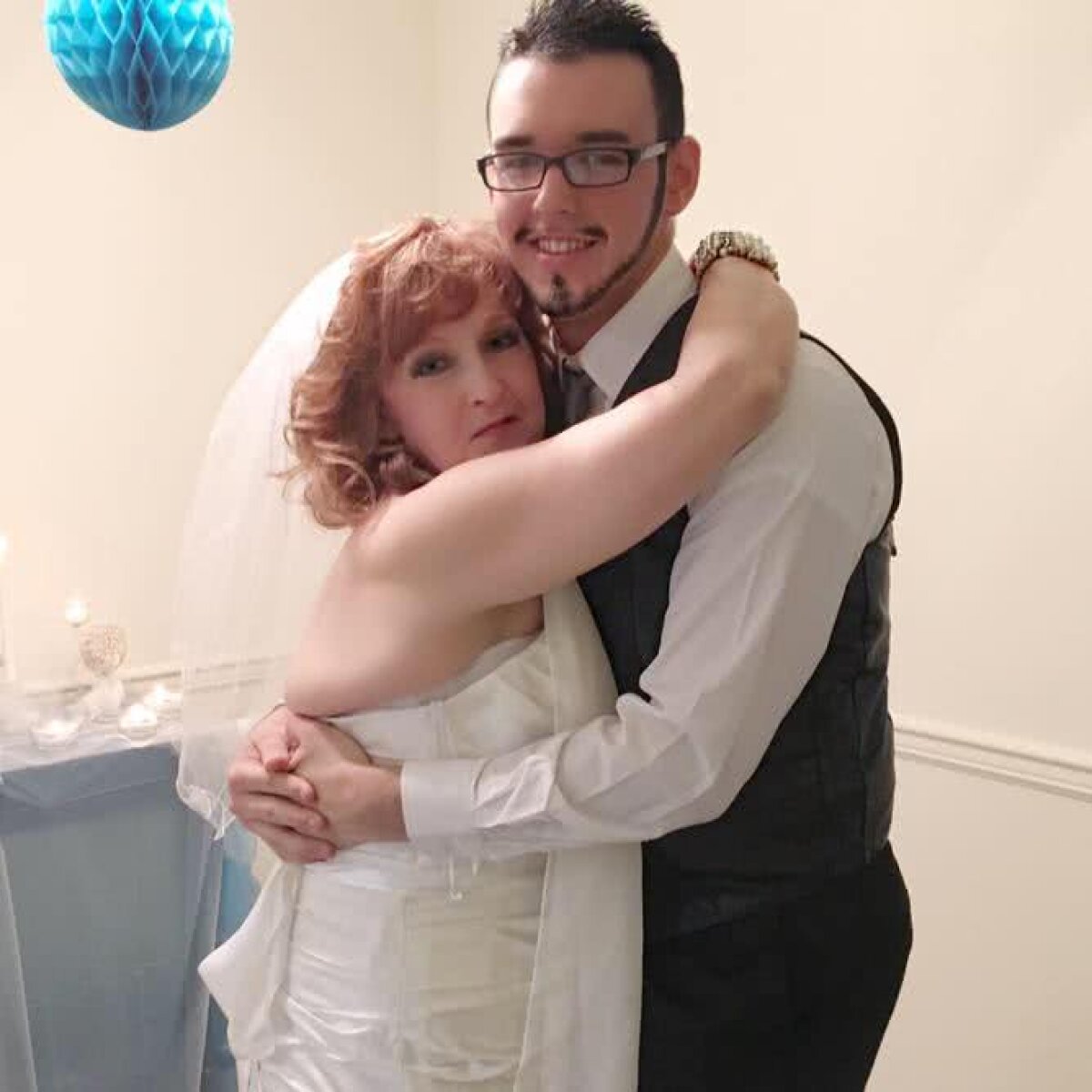 Un tânăr de 19 ani a renunțat la iubita lui de 77 ani pentru a se căsători cu o femeie în vârstă de 72 ani