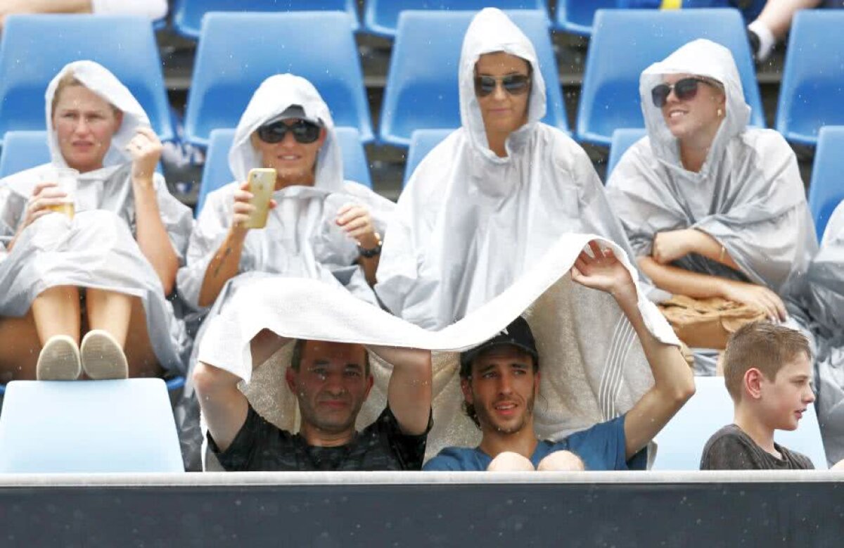 SIMONA HALEP - SOFIA KENIN // FOTO Repriză puternică de ploaie la Australian Open! Meciul Simonei Halep a început cu o întârziere de aproape 3 ore