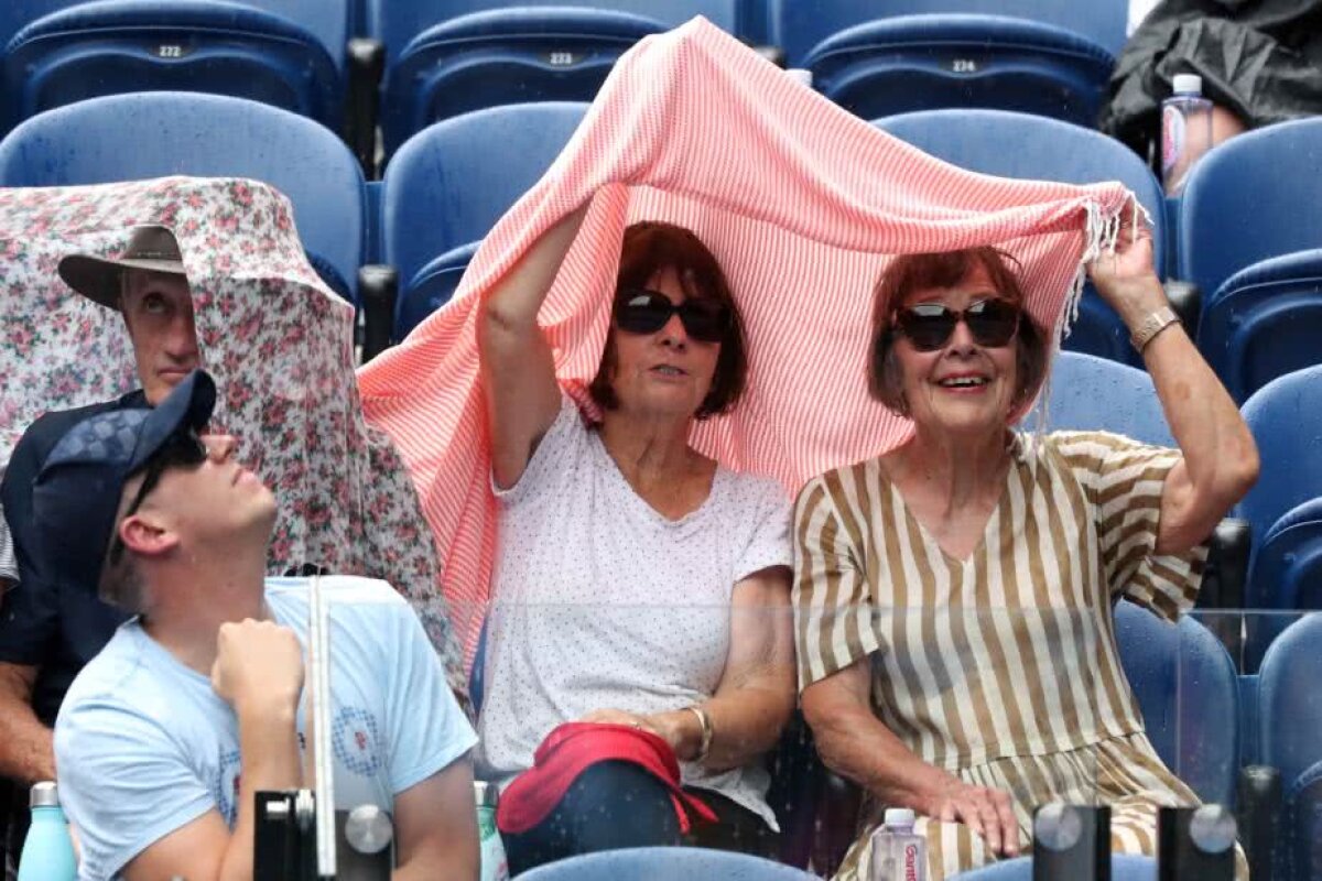 SIMONA HALEP - SOFIA KENIN // FOTO Repriză puternică de ploaie la Australian Open! Meciul Simonei Halep a început cu o întârziere de aproape 3 ore