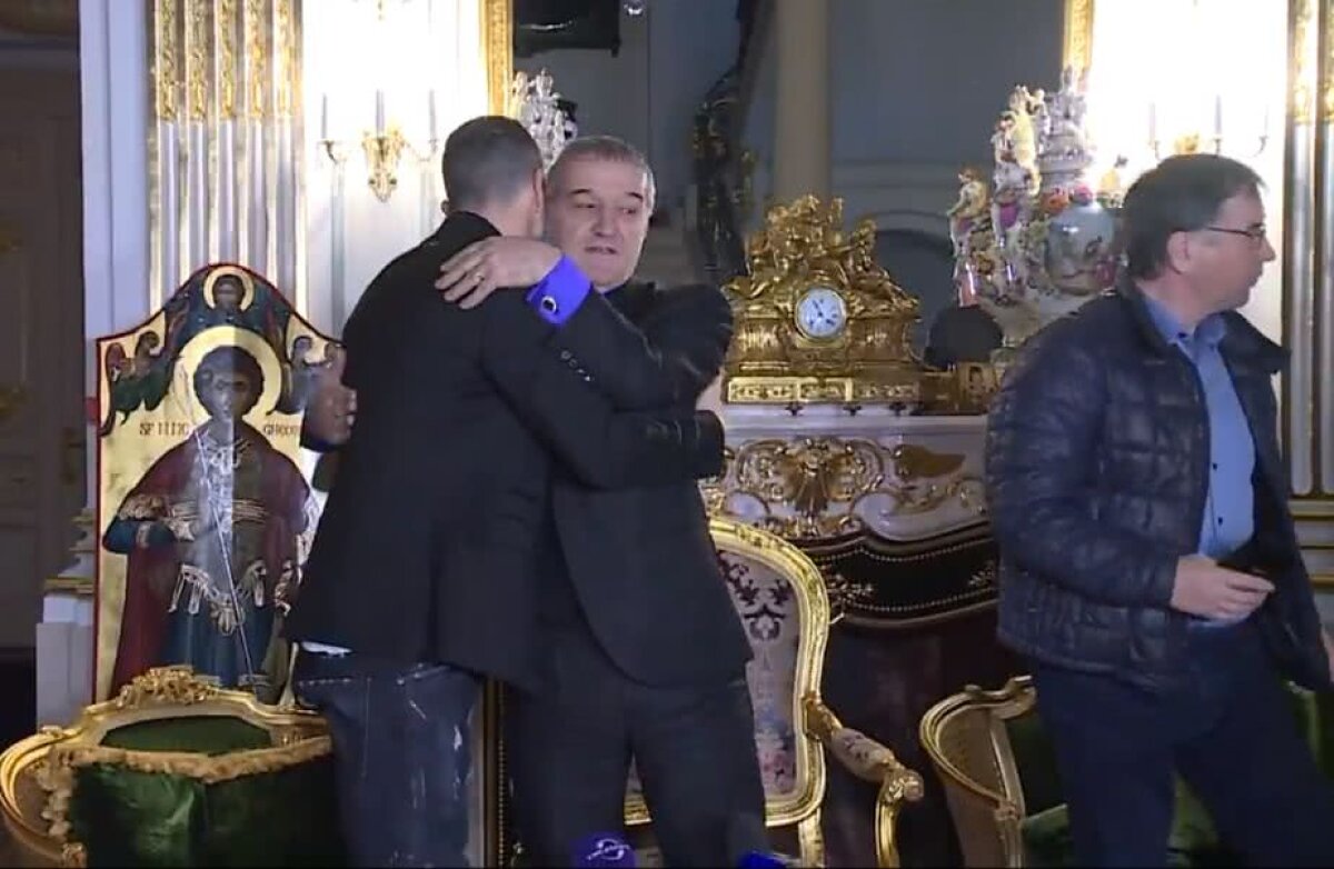 IOAN HORA LA FCSB // VIDEO+FOTO Gigi Becali a prezentat noul transfer de la FCSB! S-a ridicat în timpul conferinței pentru a-i face un cadou: „Ca să-ți poarte noroc!” » Primele declarații ale jucătorului 