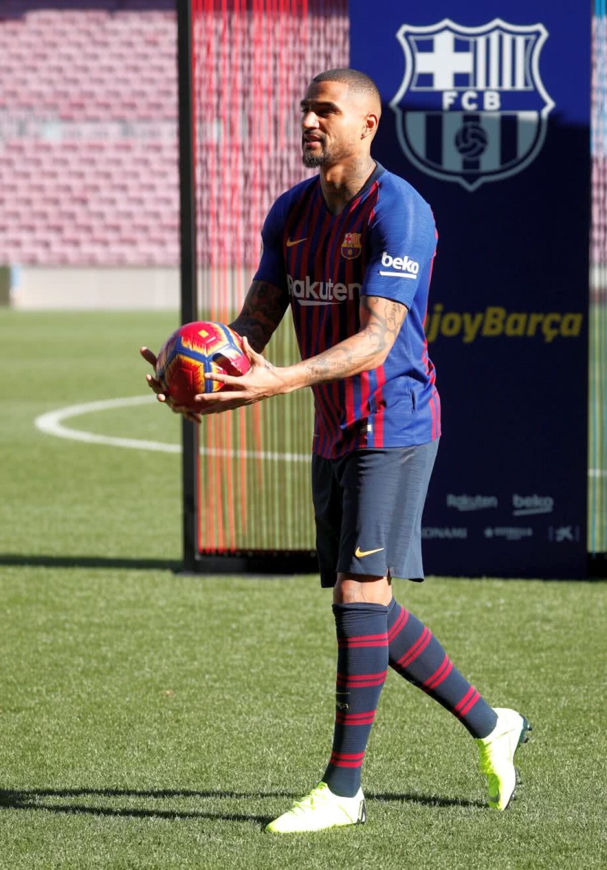 VIDEO+FOTO Kevin Prince Boateng a fost prezentat la Barcelona: „I-am spus agentului meu că vin aici pe jos”