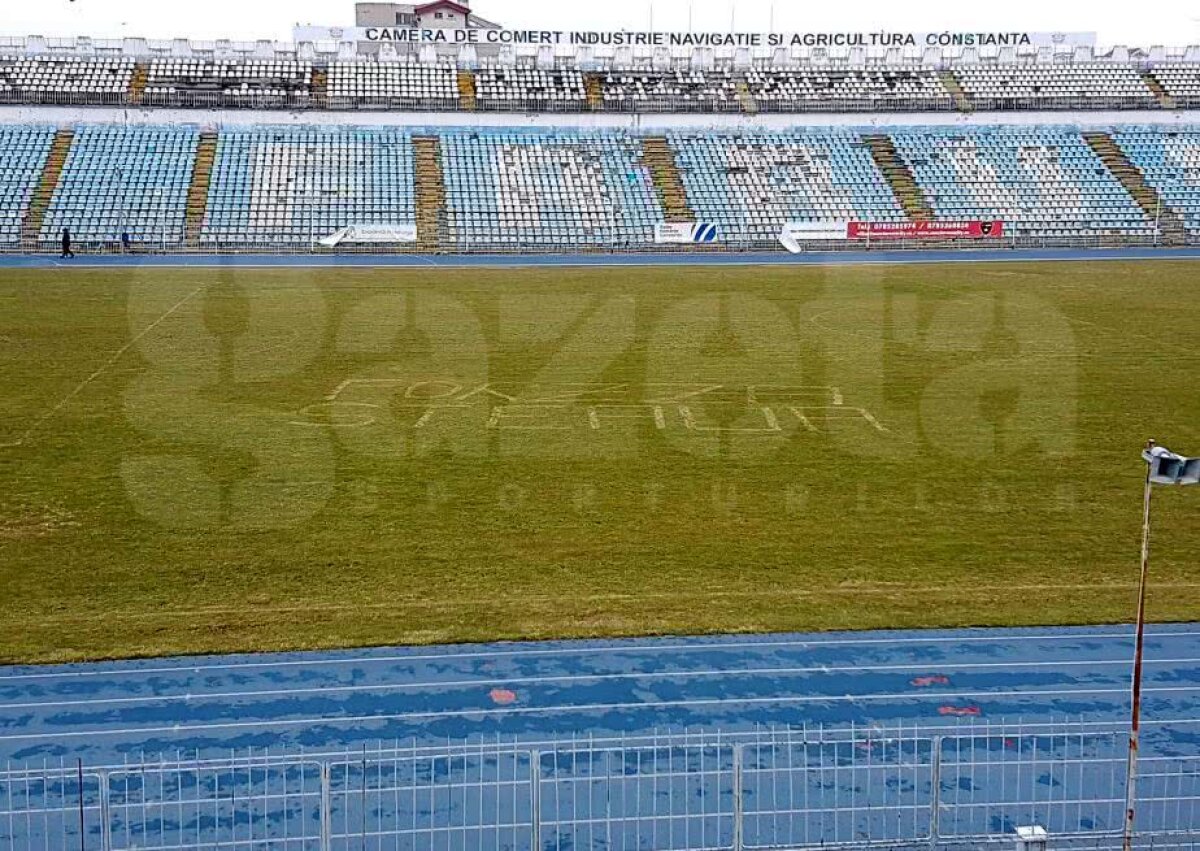 EXCLUSIV FOTO Act de vandalism pe stadionul Farul! Au scris „Forzza Steaua” pe gazon » Primăria nu știe să explice incidentul: „Nu înțeleg care e legătura”