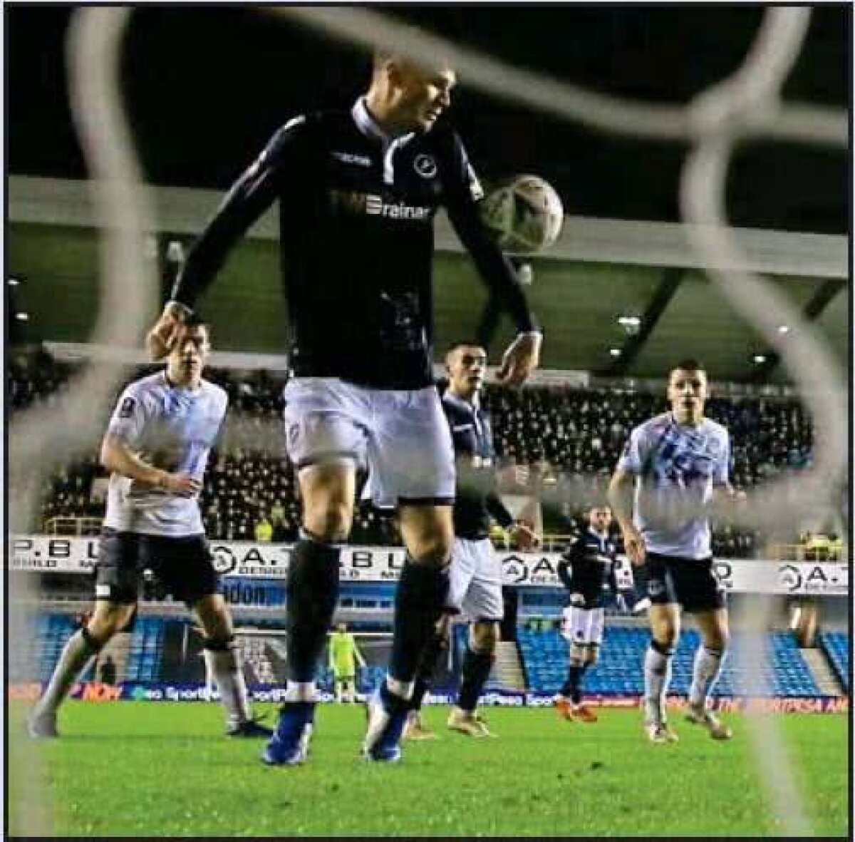 ATENȚIE, VIDEO ȘOCANT! Bătaie SĂLBATICĂ la Londra » Huliganii lui Millwall au declanșat o ambuscadă ca în Green Street Hooligans