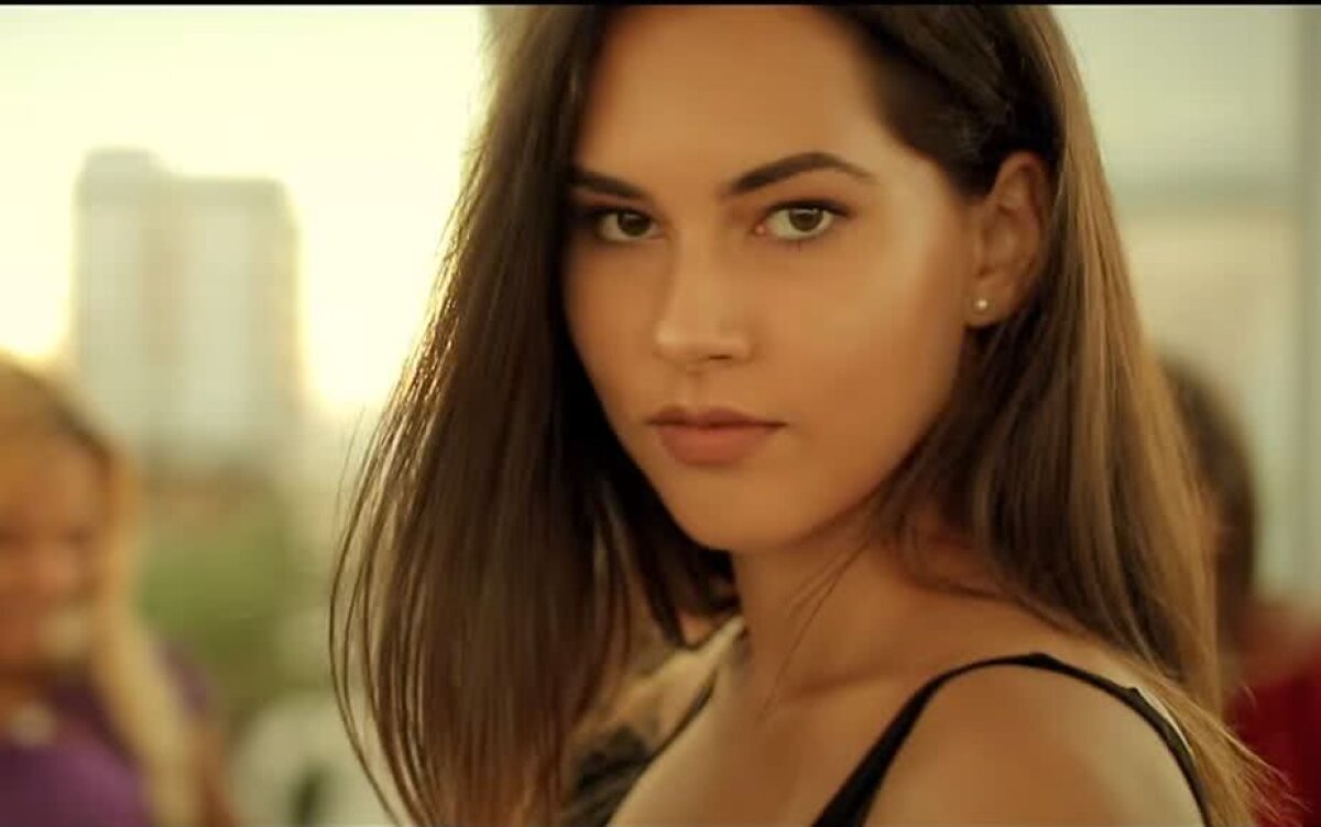 VIDEO Iubita unui titular de la FCSB, vedetă într-o manea cântată de Florin Salam