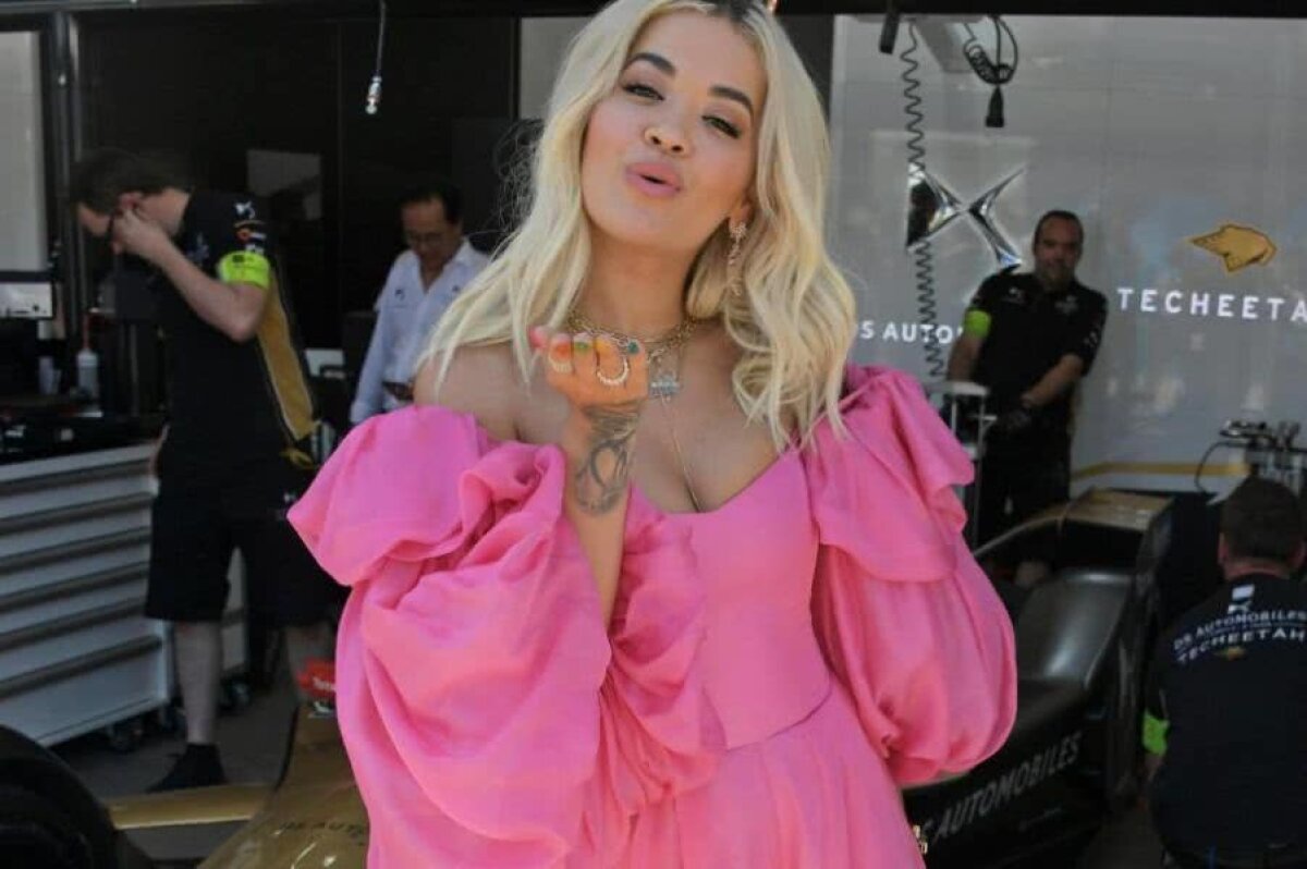 FOTO Rita Ora e fascinată de sport » A avut o aventură cu fiul lui Beckham și a fost la o cursă auto