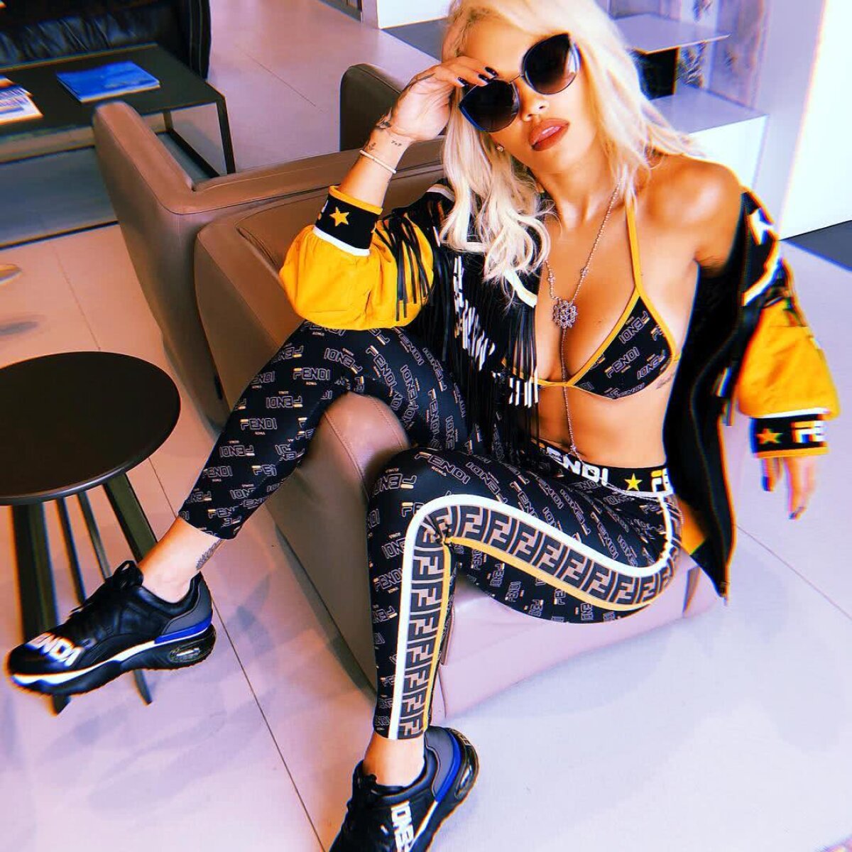 FOTO Rita Ora e fascinată de sport » A avut o aventură cu fiul lui Beckham și a fost la o cursă auto