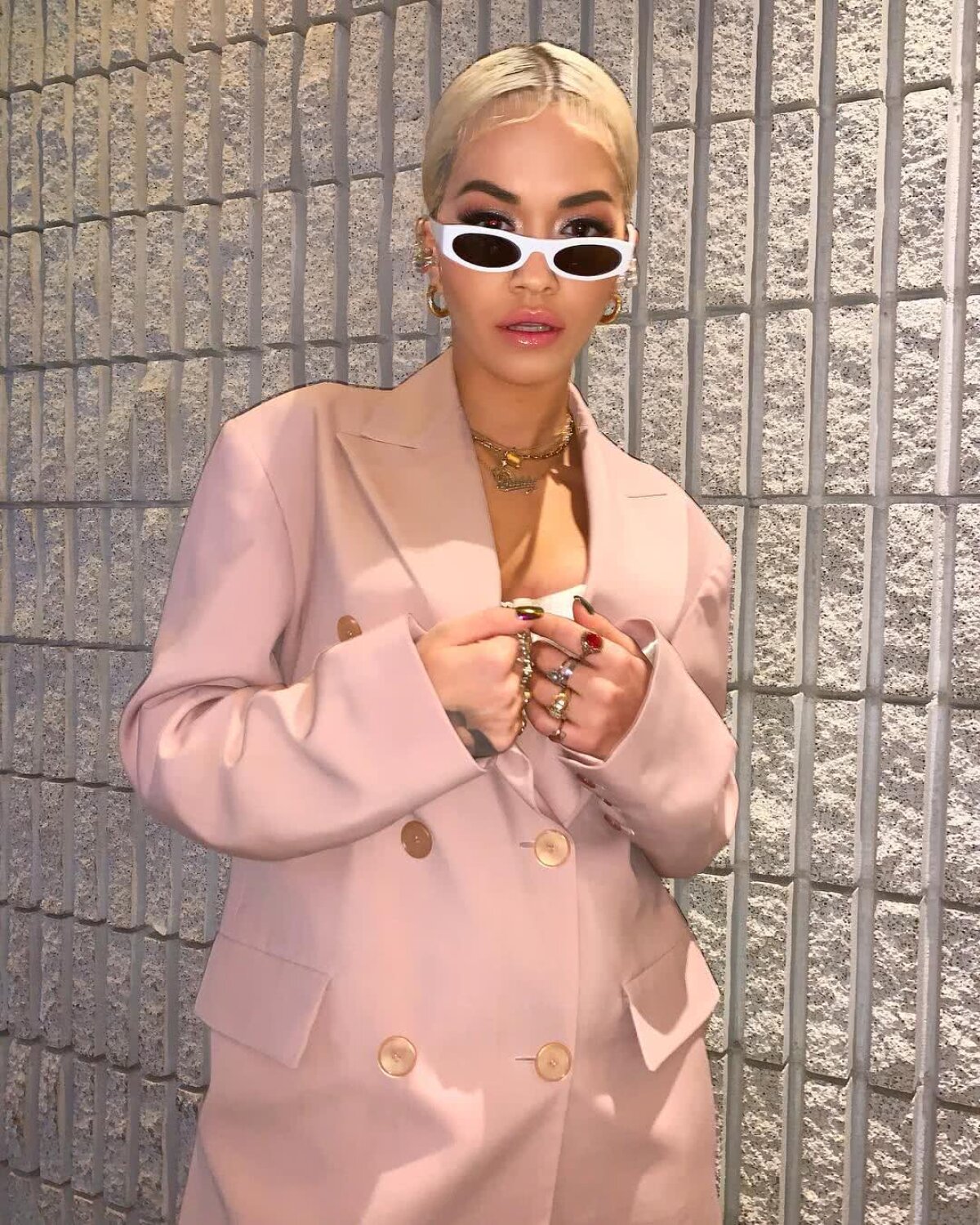 FOTO Rita Ora e fascinată de sport » A avut o aventură cu fiul lui Beckham și a fost la o cursă auto