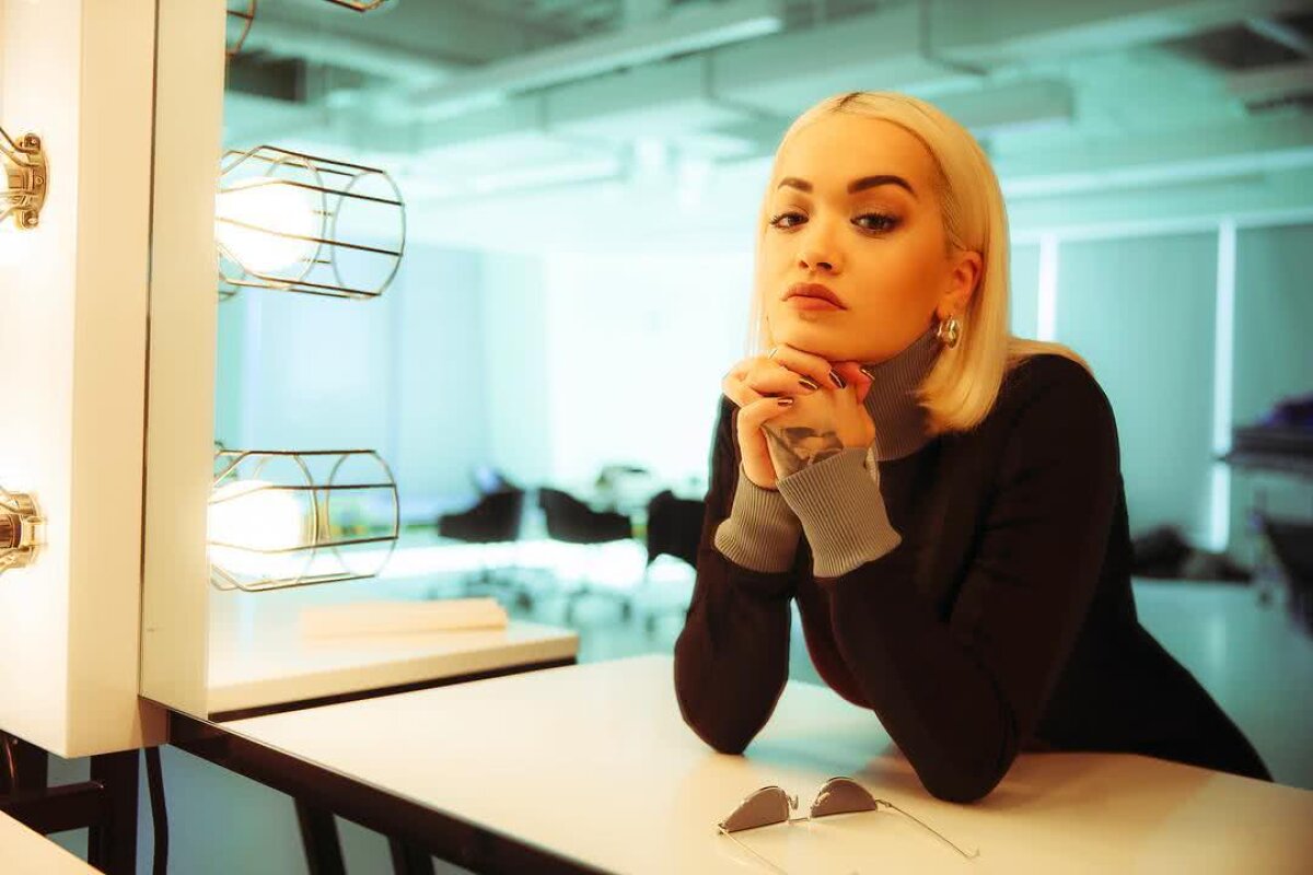 FOTO Rita Ora e fascinată de sport » A avut o aventură cu fiul lui Beckham și a fost la o cursă auto