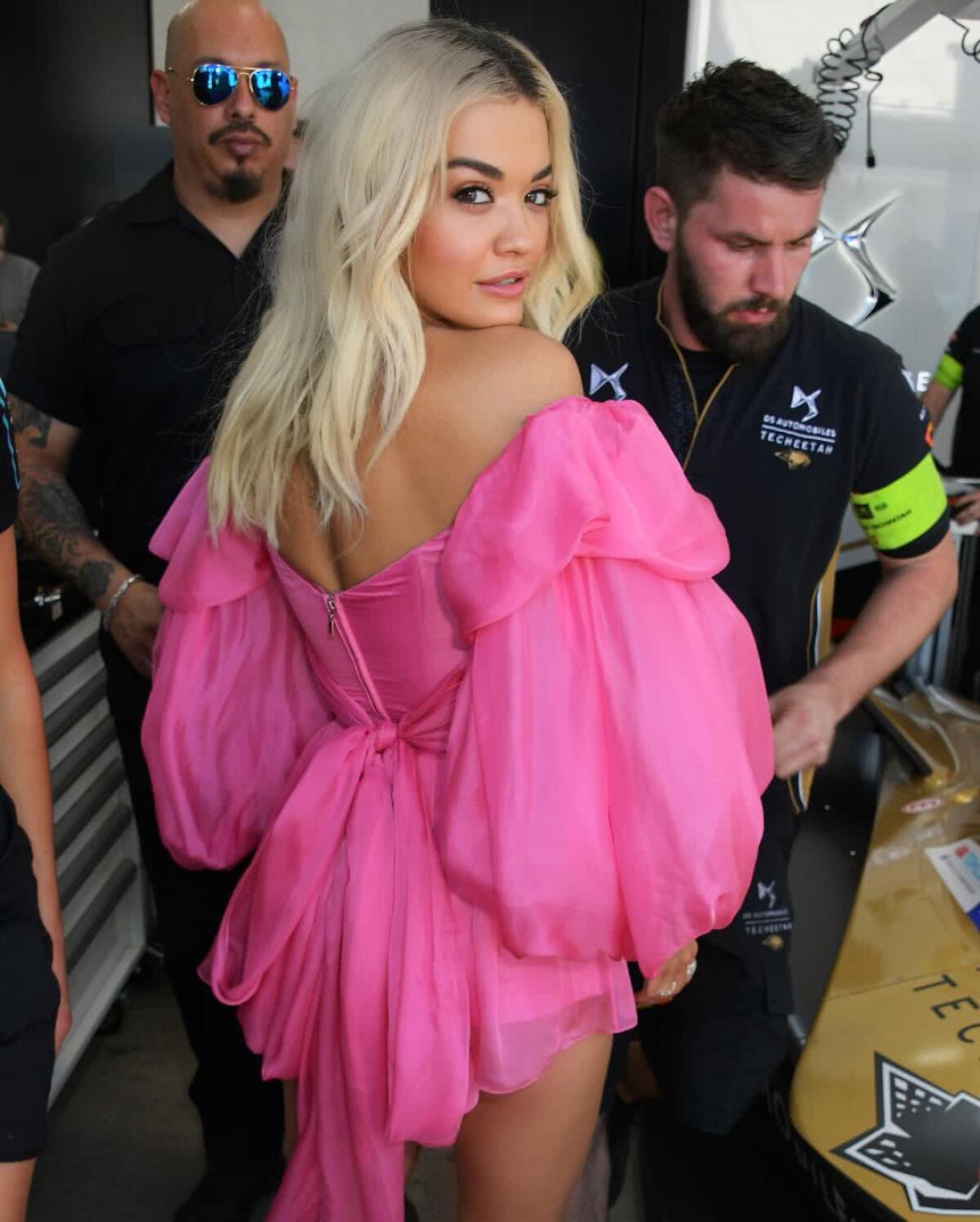 FOTO Rita Ora e fascinată de sport » A avut o aventură cu fiul lui Beckham și a fost la o cursă auto