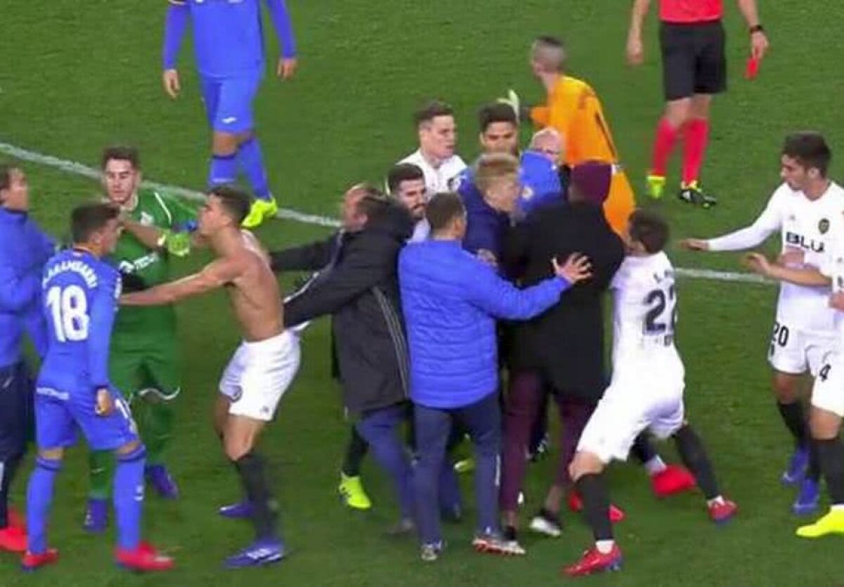 VALENCIA - GETAFE // FOTO Scene reprobabile în „sferturile” Cupei Spaniei » Bătaie generală, sânge pe teren și eliminări în drumul spre vestiare