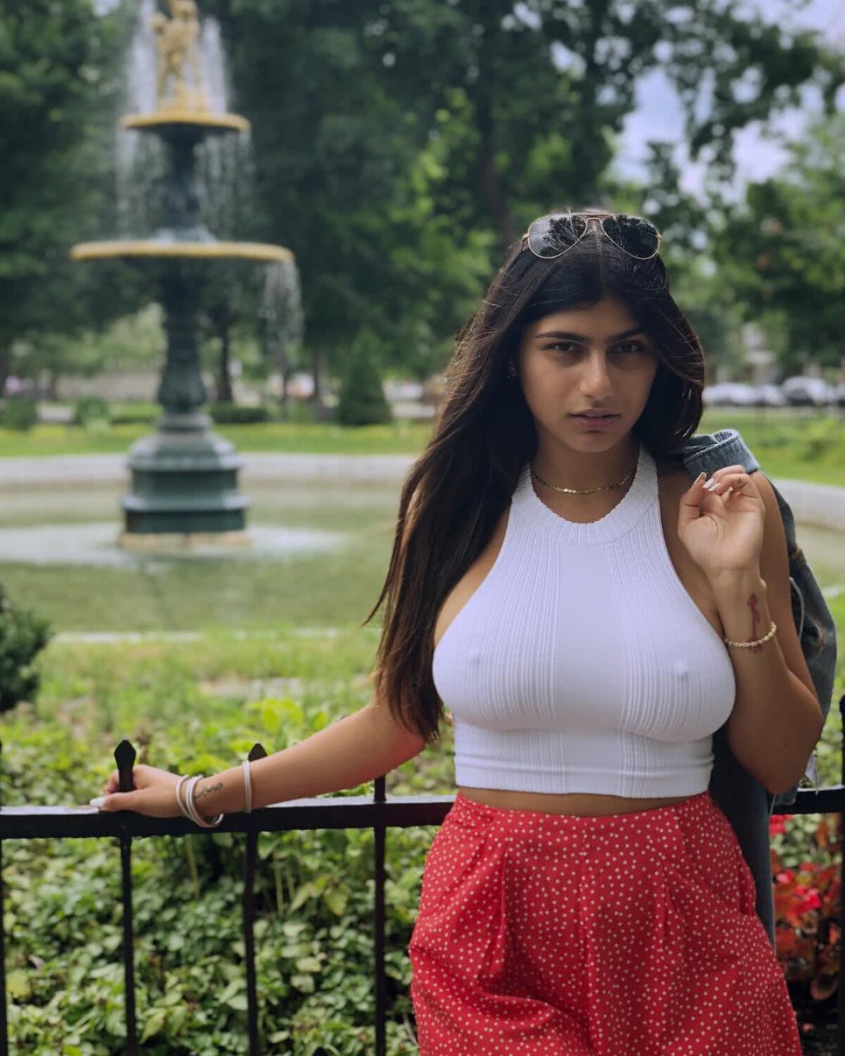 FOTO Mia Khalifa a publicat pe Instagram cea mai jenantă fotografie a sa: e goală în cadă după o noapte de beție!