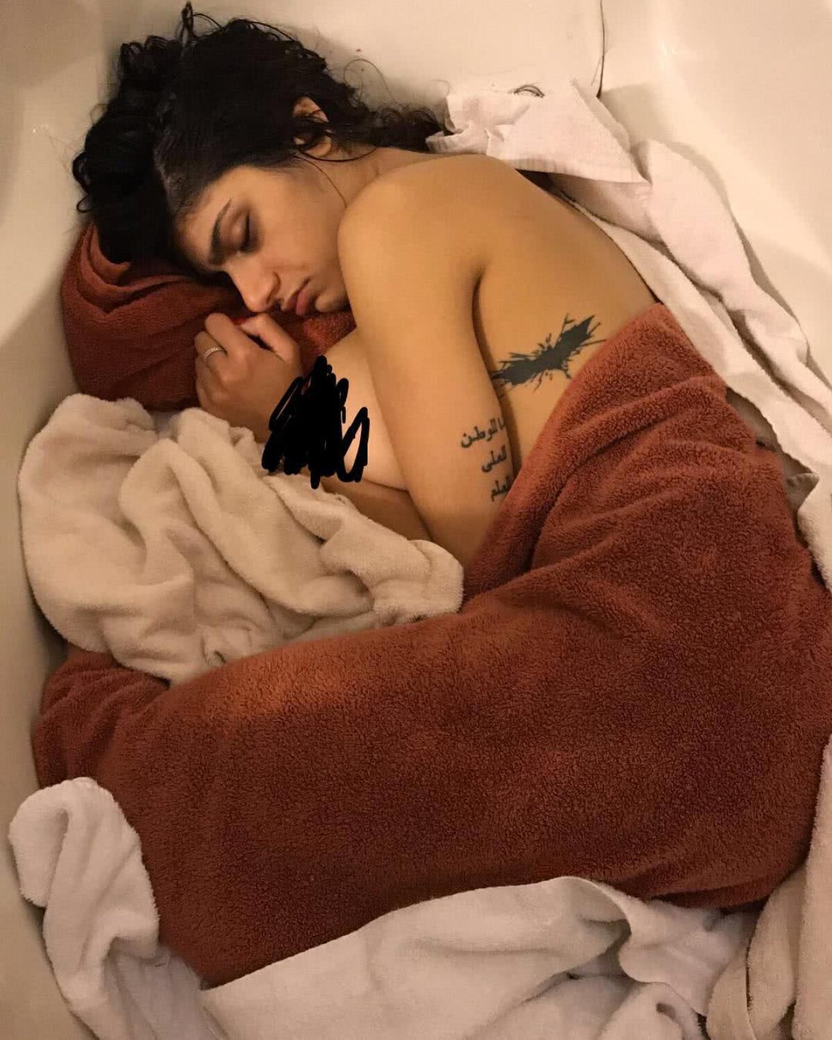 FOTO Mia Khalifa a publicat pe Instagram cea mai jenantă fotografie a sa: e goală în cadă după o noapte de beție!