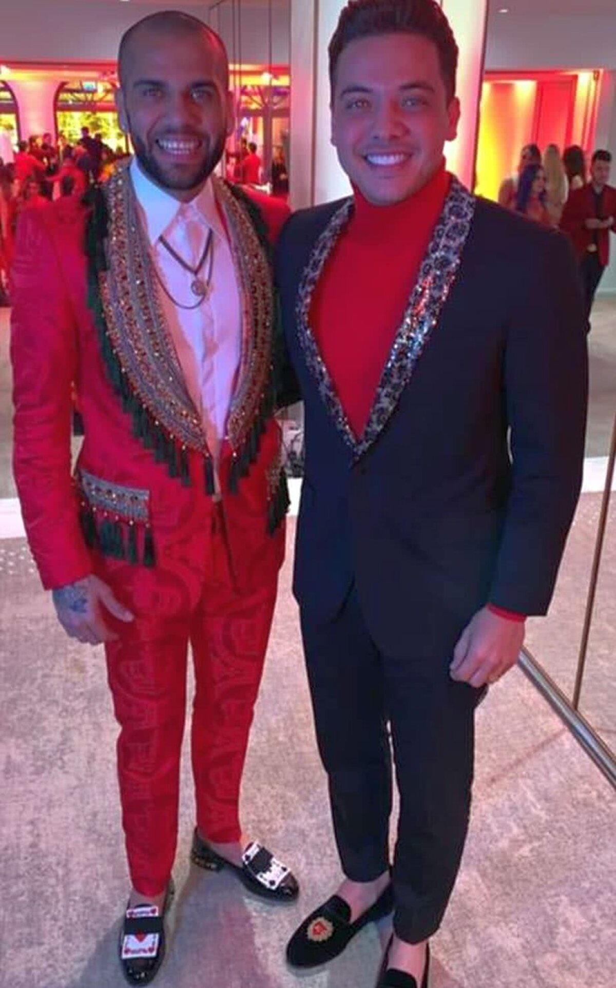 VIDEO Neymar, petrecere extravagantă cu peste 200 de oameni: toți invitații au fost puși să se îmbrace în roșu » Cum a apărut Dani Alves