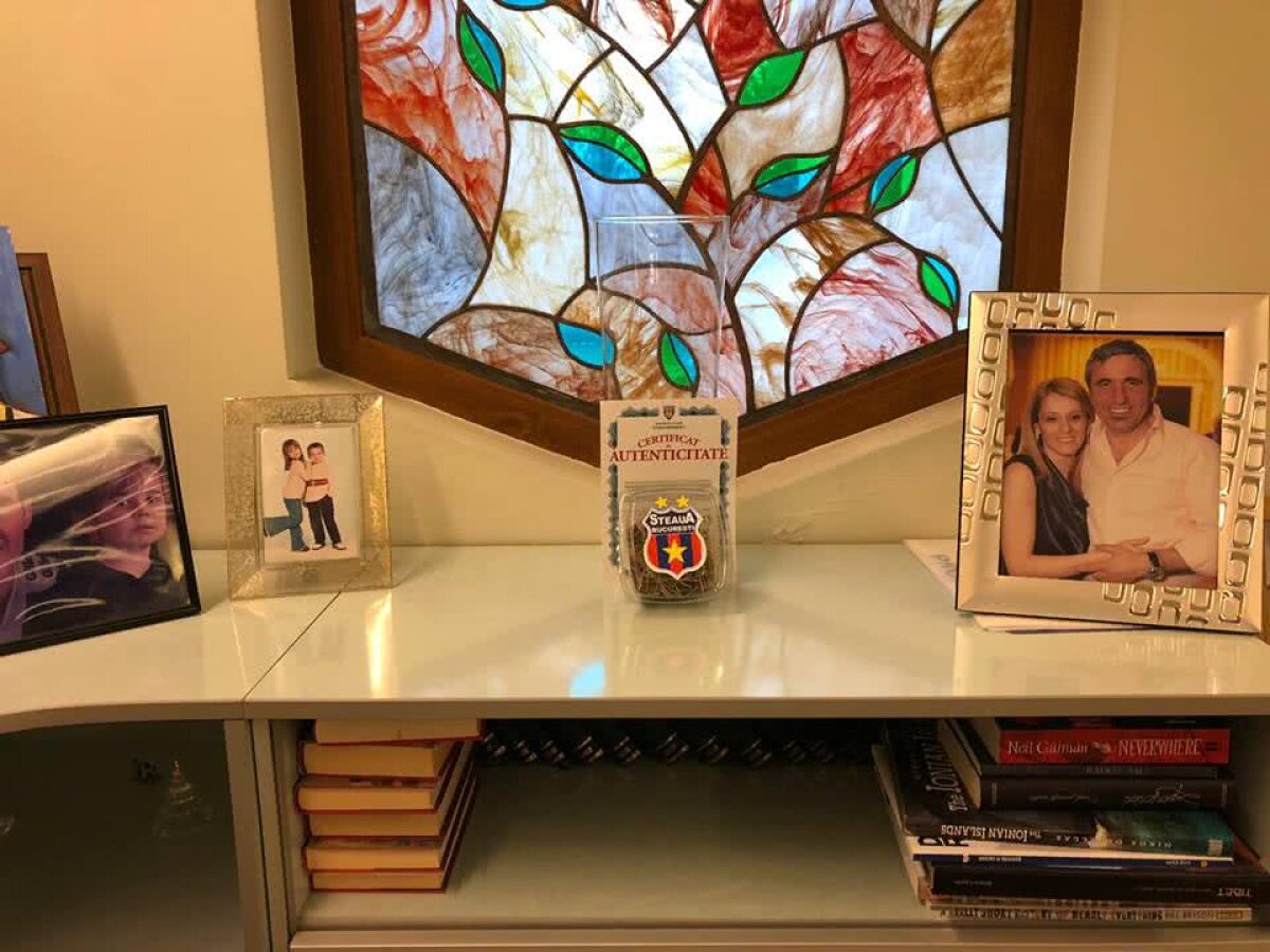 FOTO Suporterii Stelei au mers să-l sărbătorească pe Hagi » Ce cadouri i-au dus „Regelui”