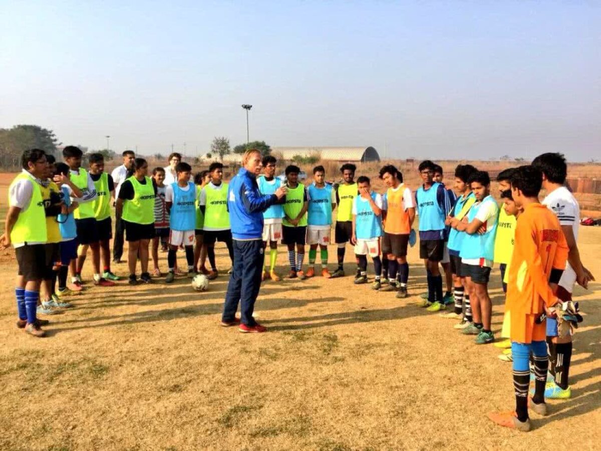 Ce face Christoph Daum în India, îmbrăcat în treningul naționalei României + cine e gurul pe care îl vizitează alături de familie: „Am aplicat ce spune la o echipă”