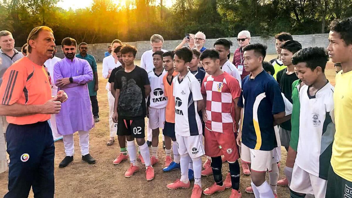 Ce face Christoph Daum în India, îmbrăcat în treningul naționalei României + cine e gurul pe care îl vizitează alături de familie: „Am aplicat ce spune la o echipă”