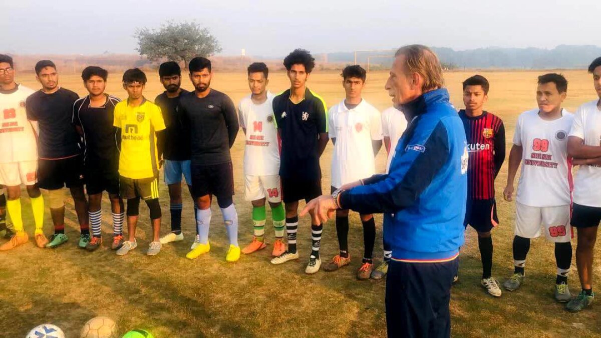 Ce face Christoph Daum în India, îmbrăcat în treningul naționalei României + cine e gurul pe care îl vizitează alături de familie: „Am aplicat ce spune la o echipă”