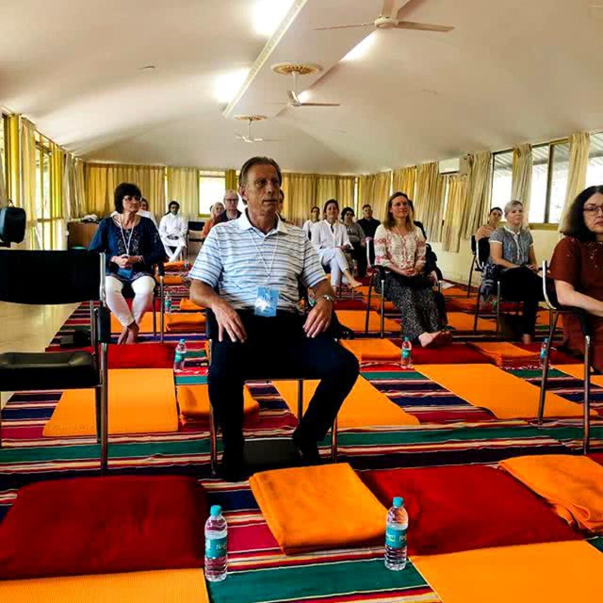 Ce face Christoph Daum în India, îmbrăcat în treningul naționalei României + cine e gurul pe care îl vizitează alături de familie: „Am aplicat ce spune la o echipă”