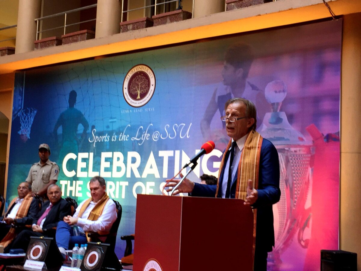 Ce face Christoph Daum în India, îmbrăcat în treningul naționalei României + cine e gurul pe care îl vizitează alături de familie: „Am aplicat ce spune la o echipă”