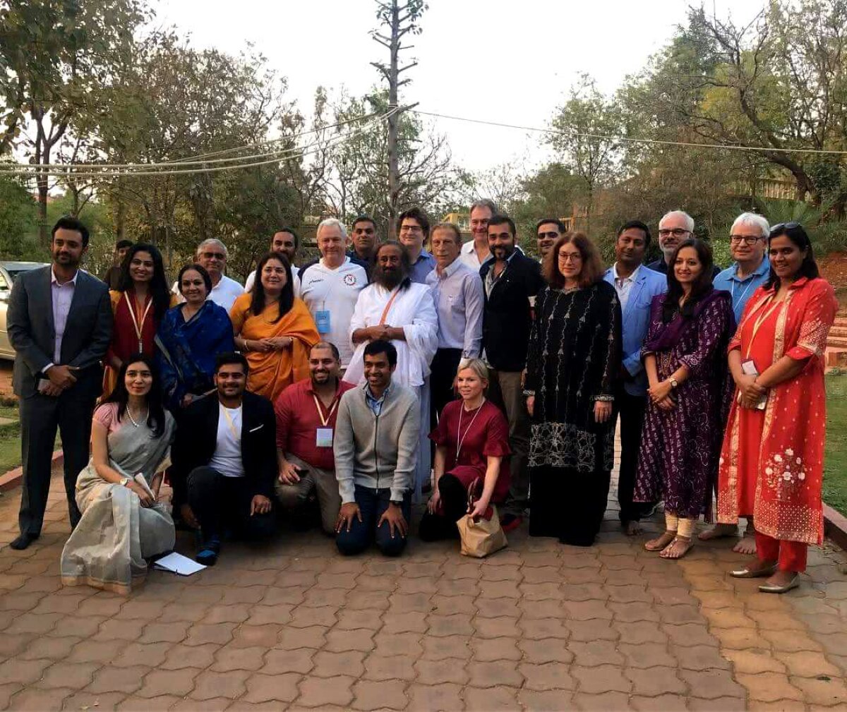 Ce face Christoph Daum în India, îmbrăcat în treningul naționalei României + cine e gurul pe care îl vizitează alături de familie: „Am aplicat ce spune la o echipă”