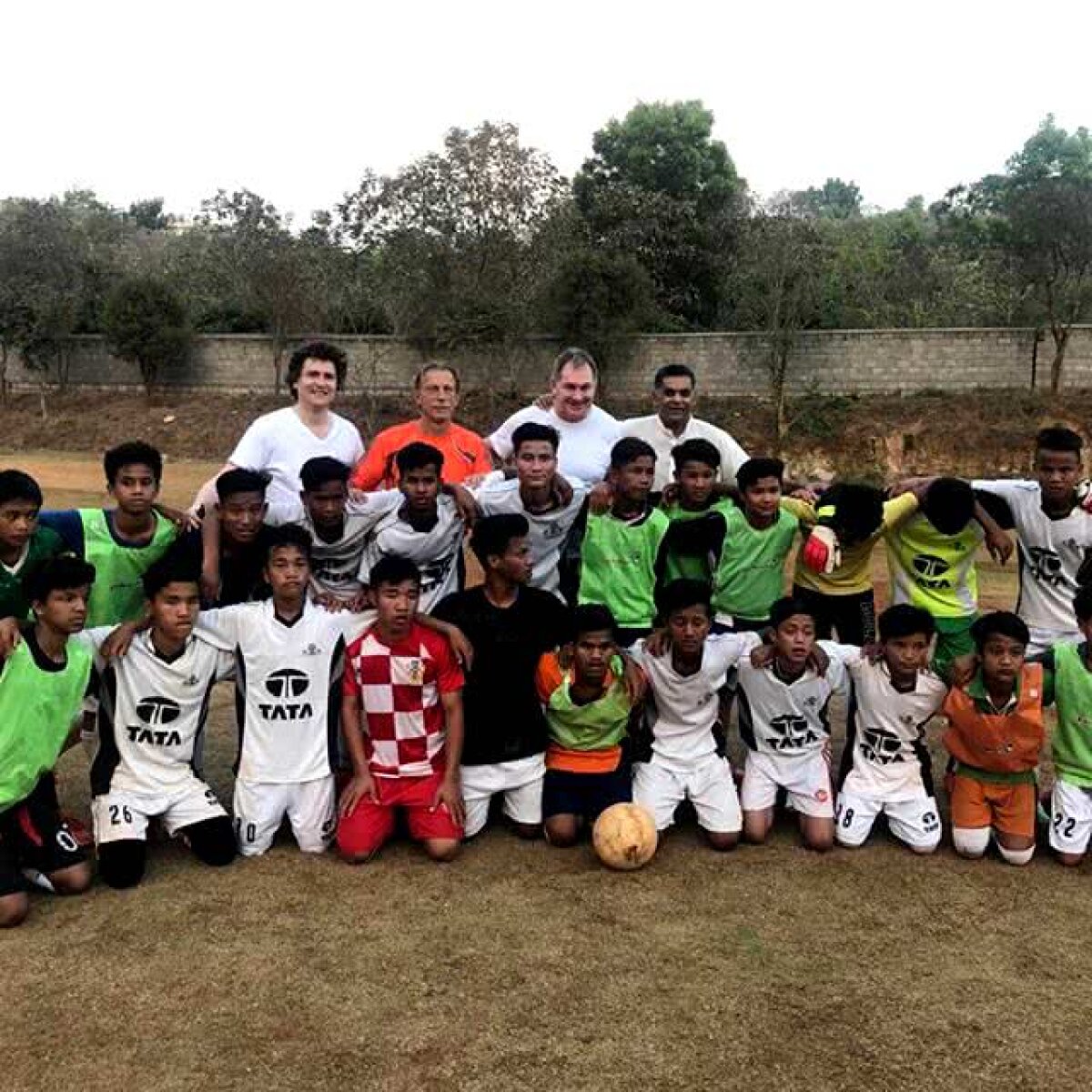 Ce face Christoph Daum în India, îmbrăcat în treningul naționalei României + cine e gurul pe care îl vizitează alături de familie: „Am aplicat ce spune la o echipă”