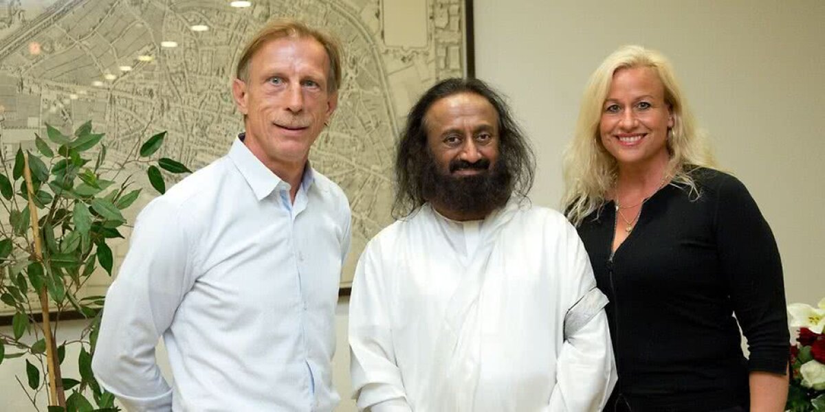 Ce face Christoph Daum în India, îmbrăcat în treningul naționalei României + cine e gurul pe care îl vizitează alături de familie: „Am aplicat ce spune la o echipă”