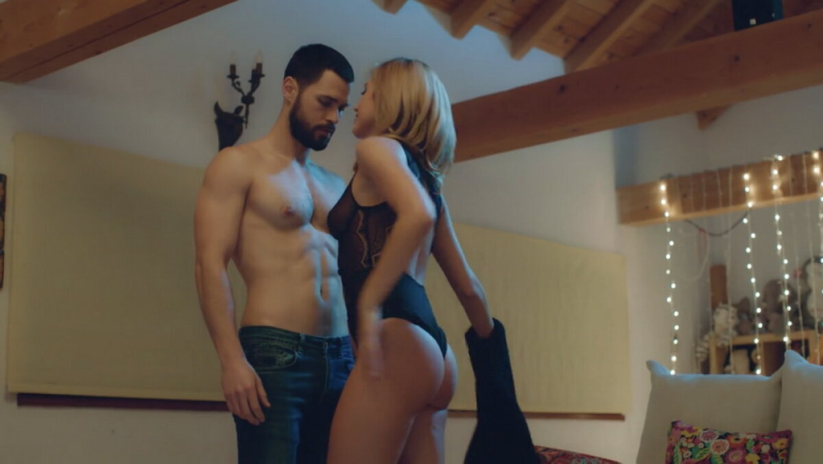 FOTO Imagini INTERZISE minorilor la Antena 1! A renunțat la haine și și-a arătat formele senzaționale la o oră de maximă audiență