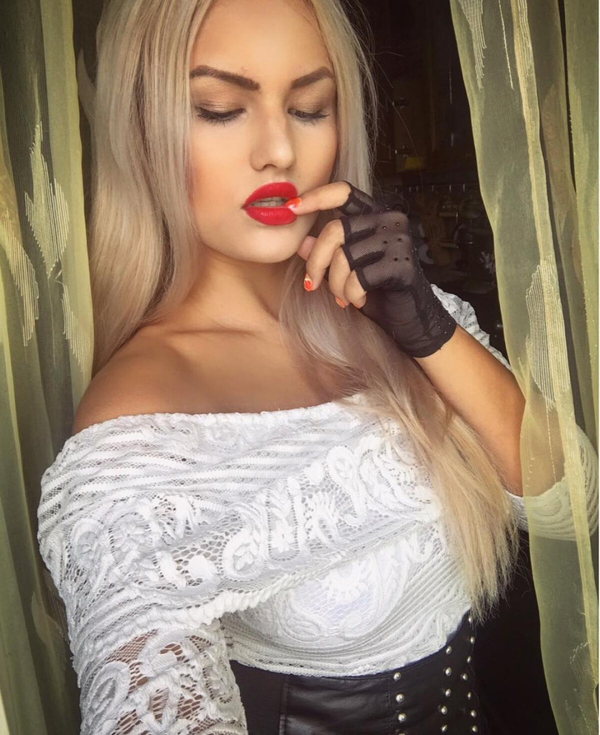 GALERIE FOTO Alexandra nu ține cont de nimic și pozează provocator în orice moment! Imagini INCENDIARE cu noua vedetă din muzica românească