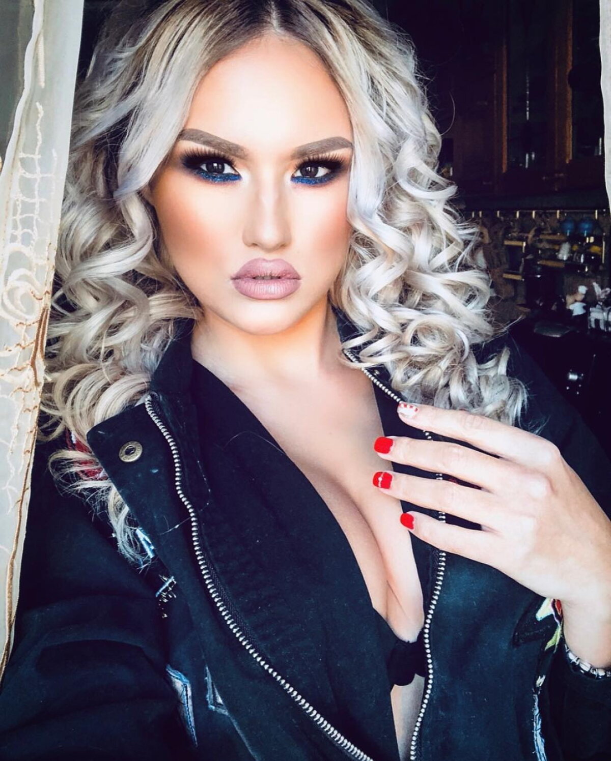 GALERIE FOTO Alexandra nu ține cont de nimic și pozează provocator în orice moment! Imagini INCENDIARE cu noua vedetă din muzica românească