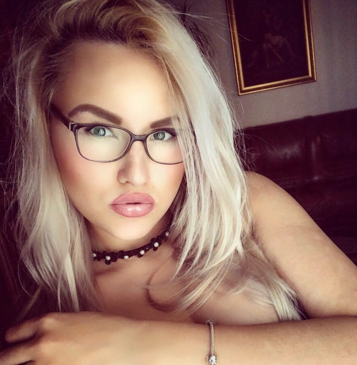 GALERIE FOTO Alexandra nu ține cont de nimic și pozează provocator în orice moment! Imagini INCENDIARE cu noua vedetă din muzica românească