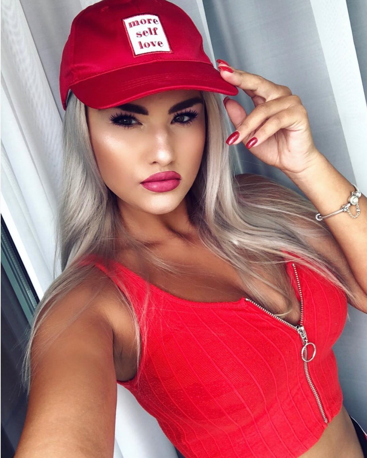 GALERIE FOTO Alexandra nu ține cont de nimic și pozează provocator în orice moment! Imagini INCENDIARE cu noua vedetă din muzica românească