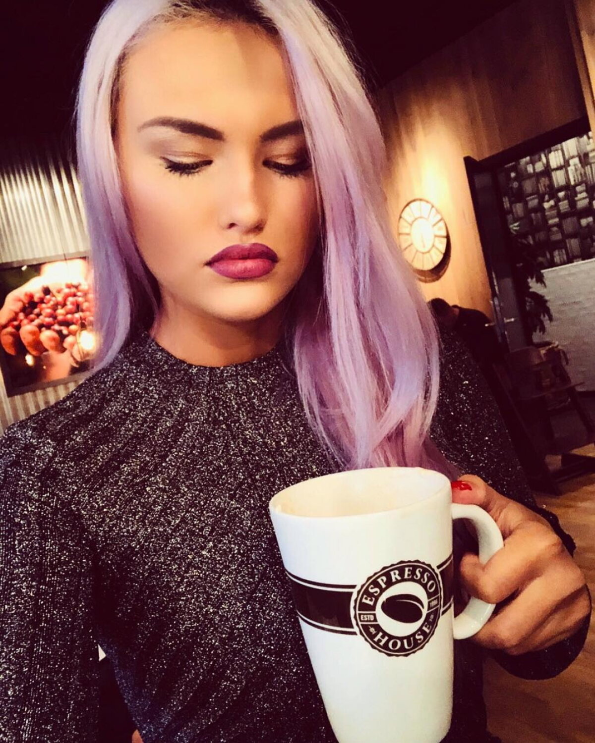 GALERIE FOTO Alexandra nu ține cont de nimic și pozează provocator în orice moment! Imagini INCENDIARE cu noua vedetă din muzica românească