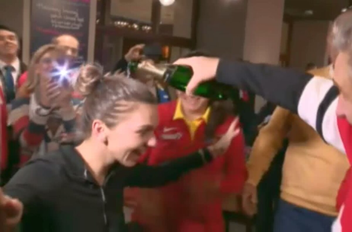 ROMÂNIA - CEHIA LA FED CUP // GALERIE FOTO Simona Halep & co., baie cu șampanie după victoria cu Cehia: „V-ați îmbătat fără să beți” » Imagini fabuloase de la petrecere