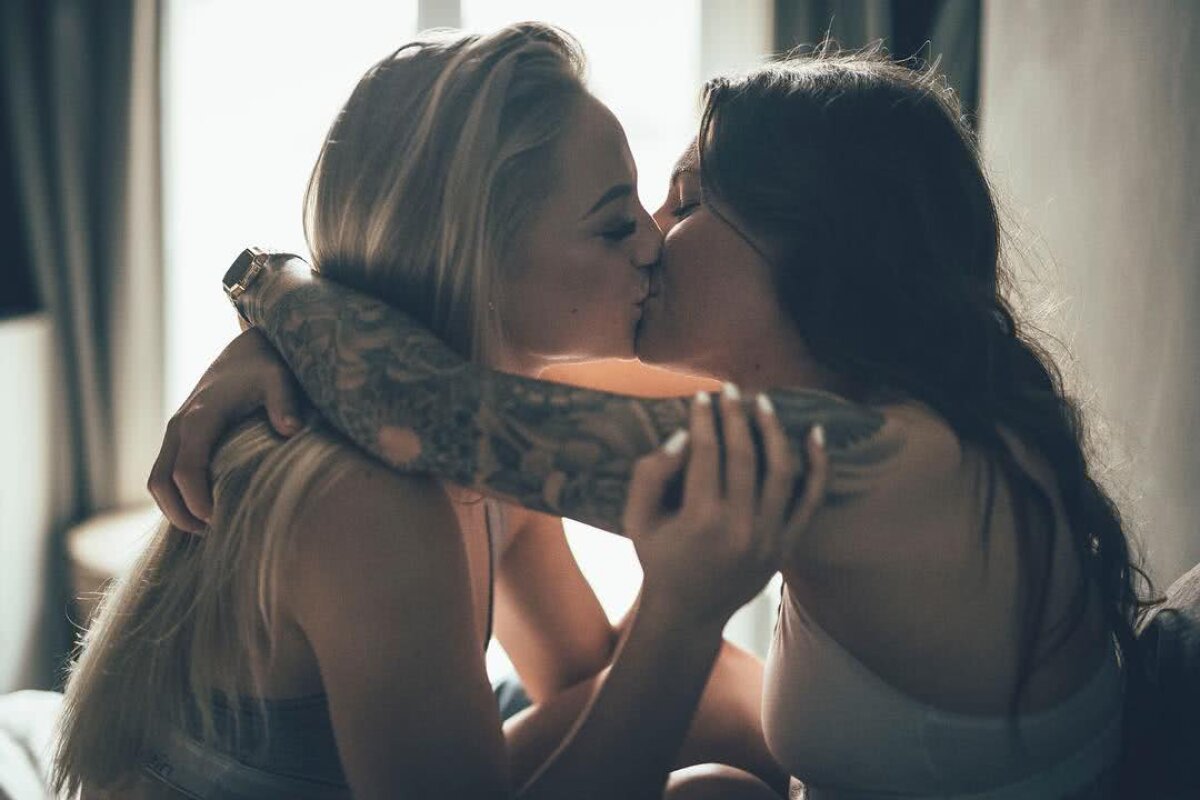 FOTO Rivale în Premier League, iubite în viața reală » Spectaculoasa relație dintre două fotbaliste elvețiene a atras atenția BBC