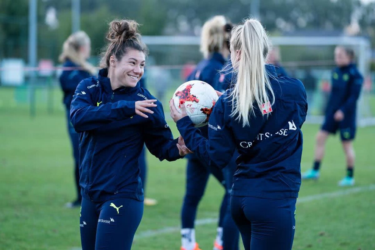 FOTO Rivale în Premier League, iubite în viața reală » Spectaculoasa relație dintre două fotbaliste elvețiene a atras atenția BBC